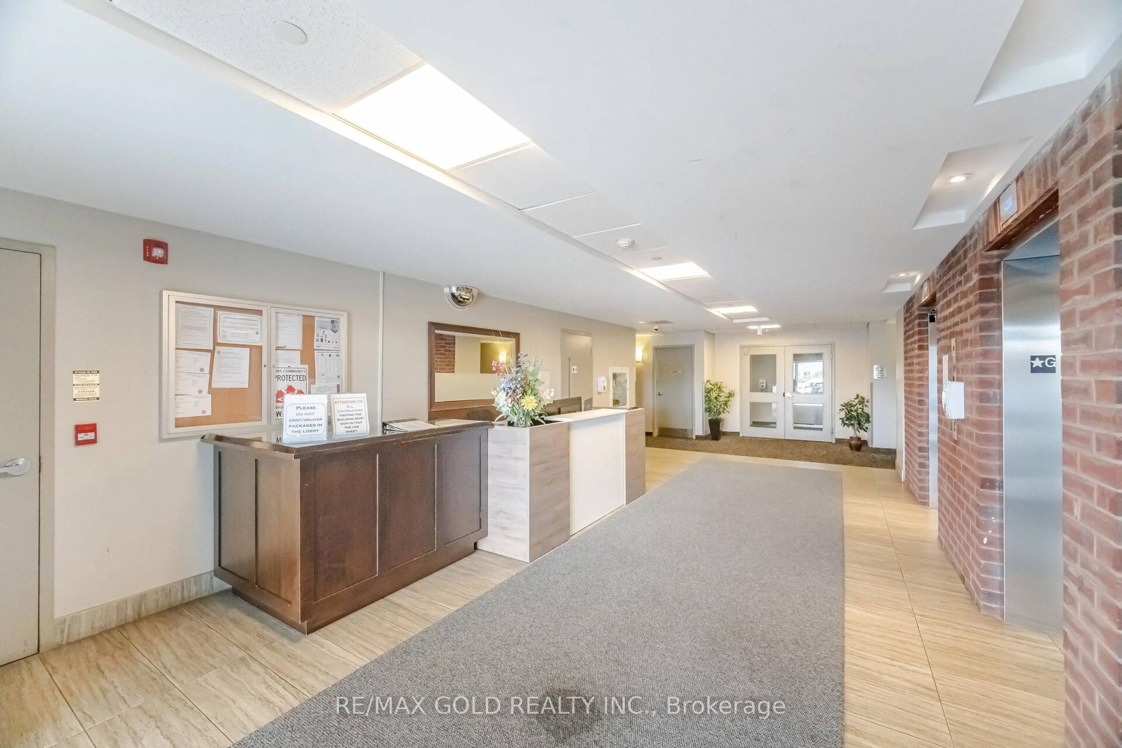 Indoor foyer for 7325 Markham Rd #715, Markham Ontario L3S 0C9