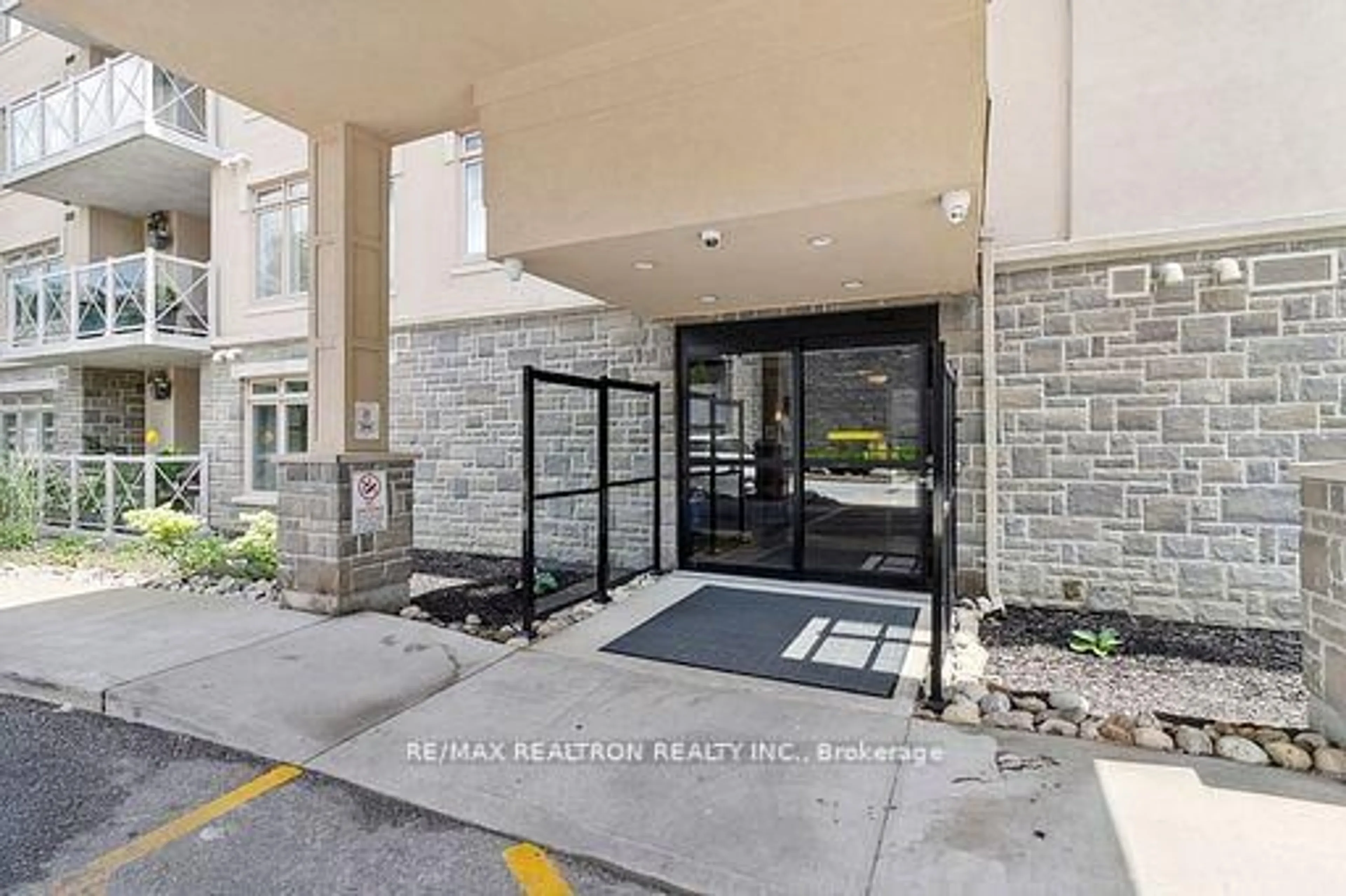 Indoor foyer for 149 Church St #402, King Ontario L0G 1T0