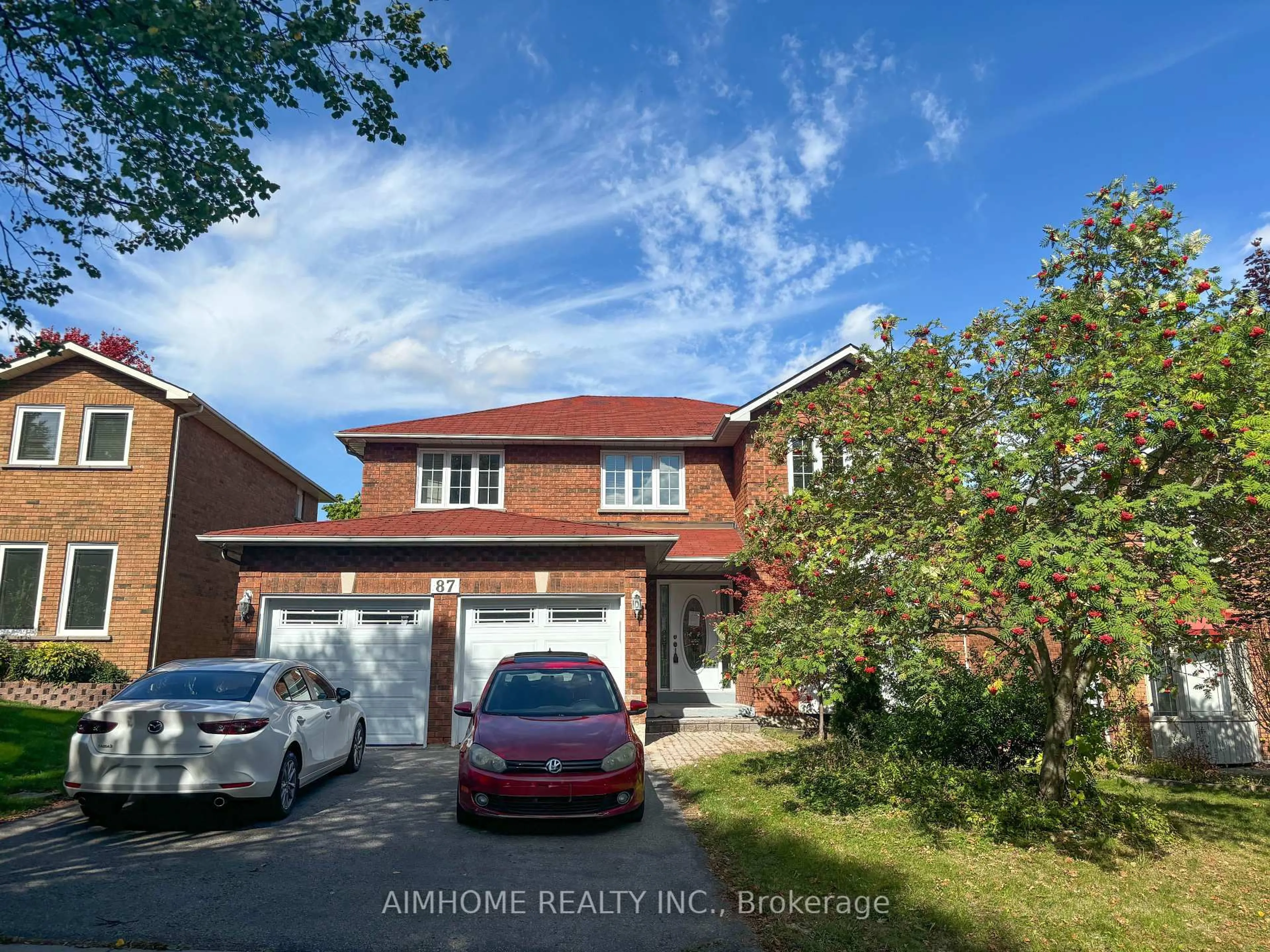 A pic from outside/outdoor area/front of a property/back of a property/a pic from drone, street for 87 Ballard Cres, Newmarket Ontario L3X 1S2