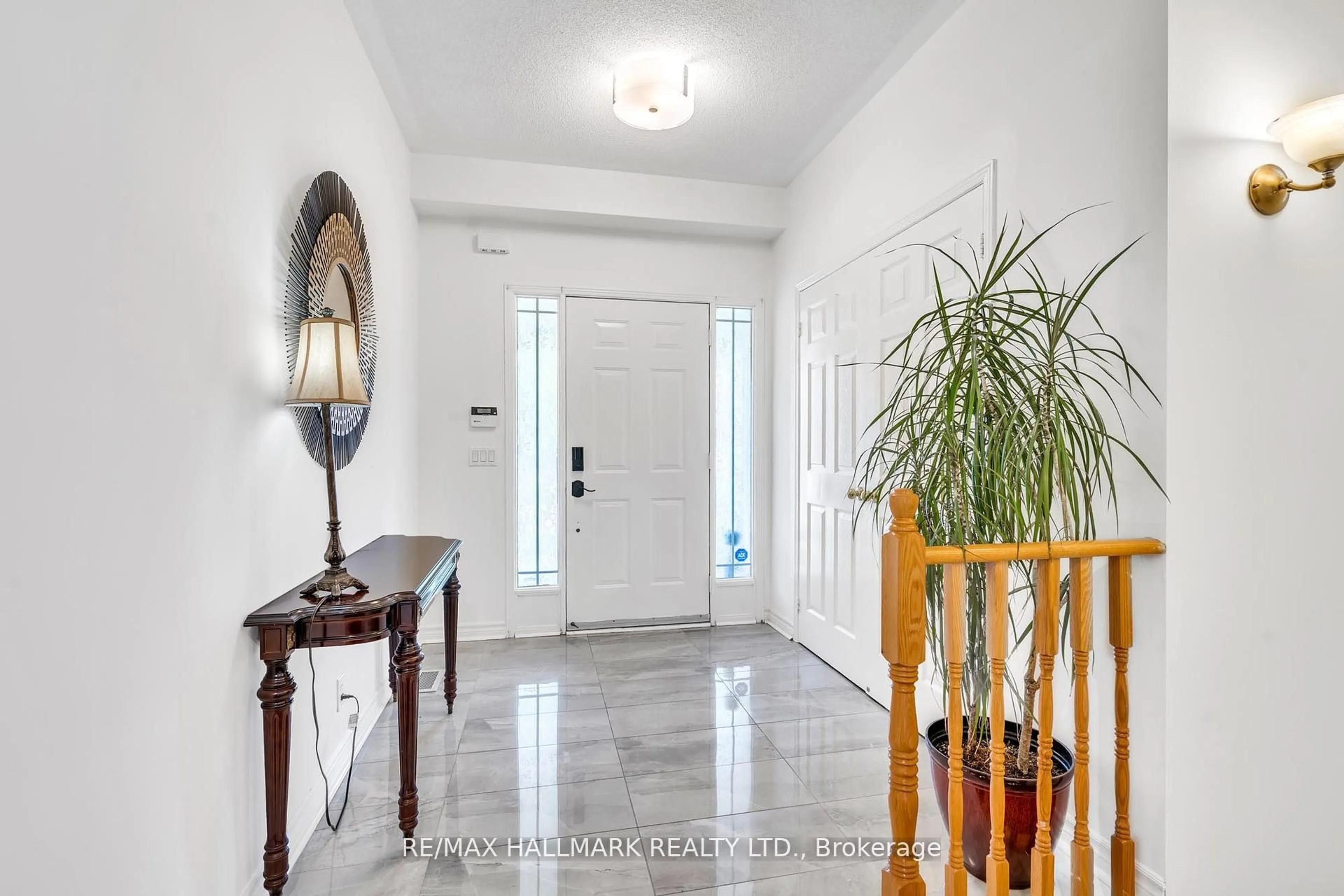 Indoor entryway for 21 Brooks Ave, Aurora Ontario L4G 7W2