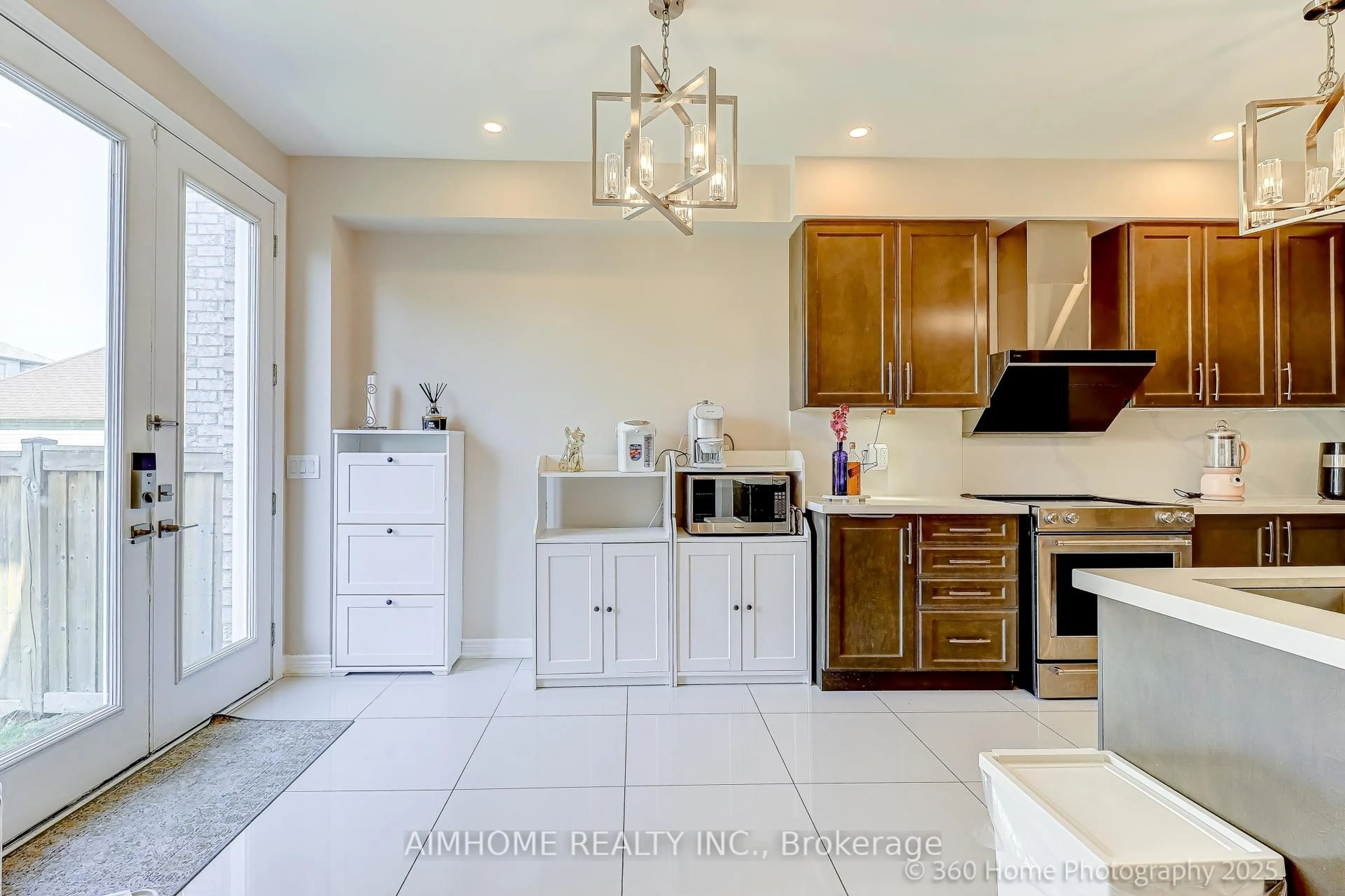 Open concept kitchen, ceramic/tile floor for 18 Saddlebrook Dr, Markham Ontario L6B 1J4