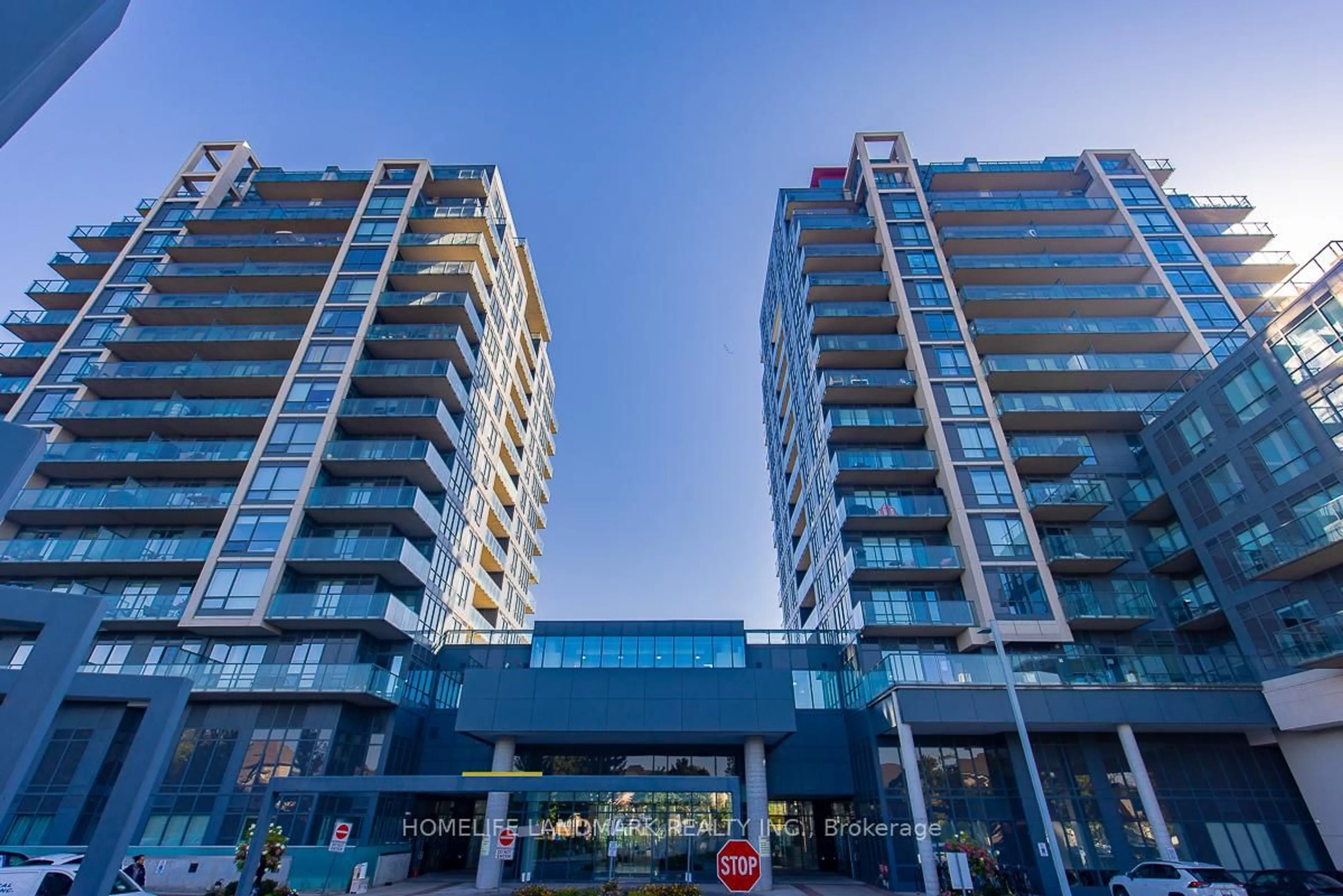 A pic from outside/outdoor area/front of a property/back of a property/a pic from drone, unknown for 9088 Yonge St, Richmond Hill Ontario L4C 0Y6
