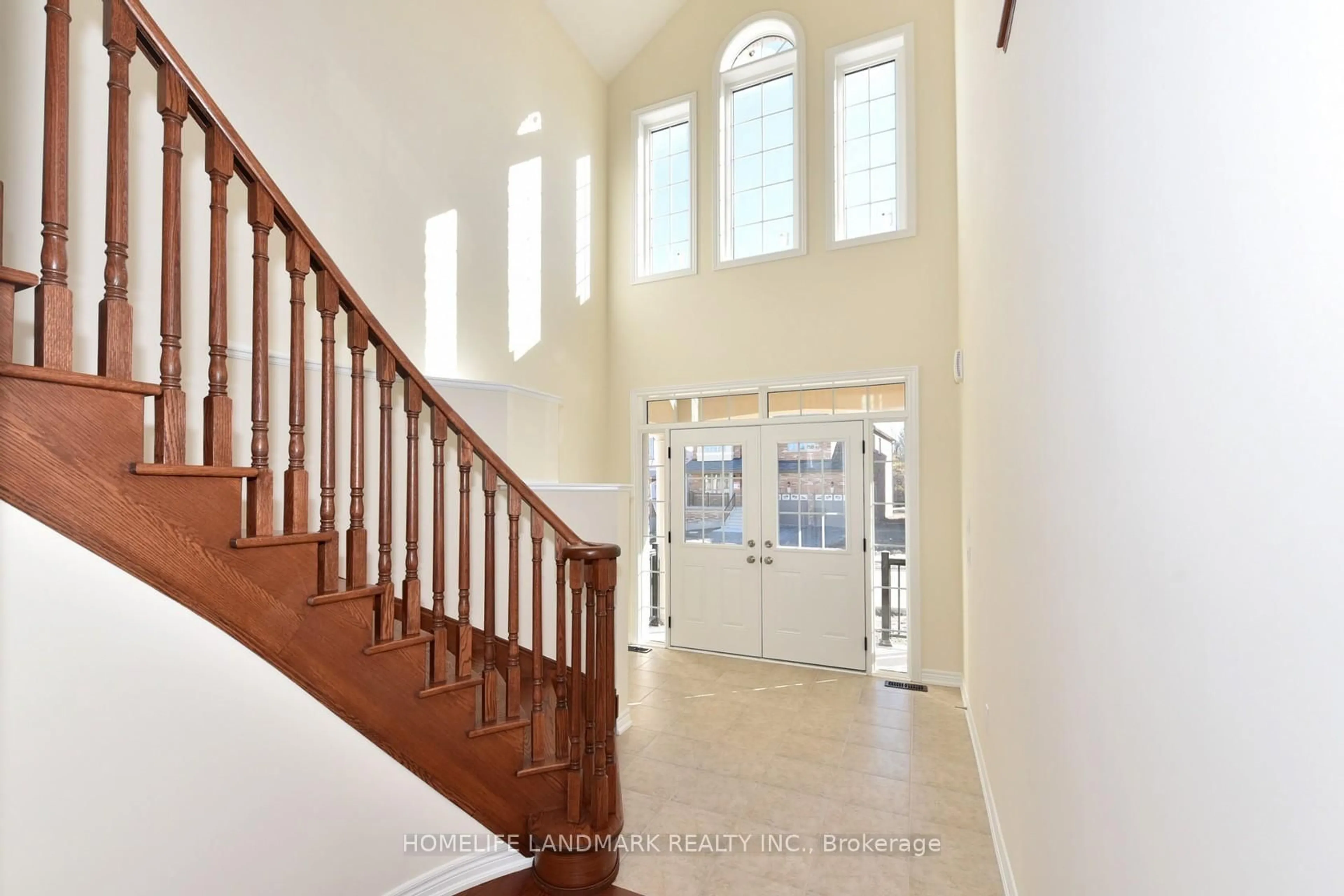 Indoor foyer for 602 Clifford Perry Pl, Newmarket Ontario L3X 0J2