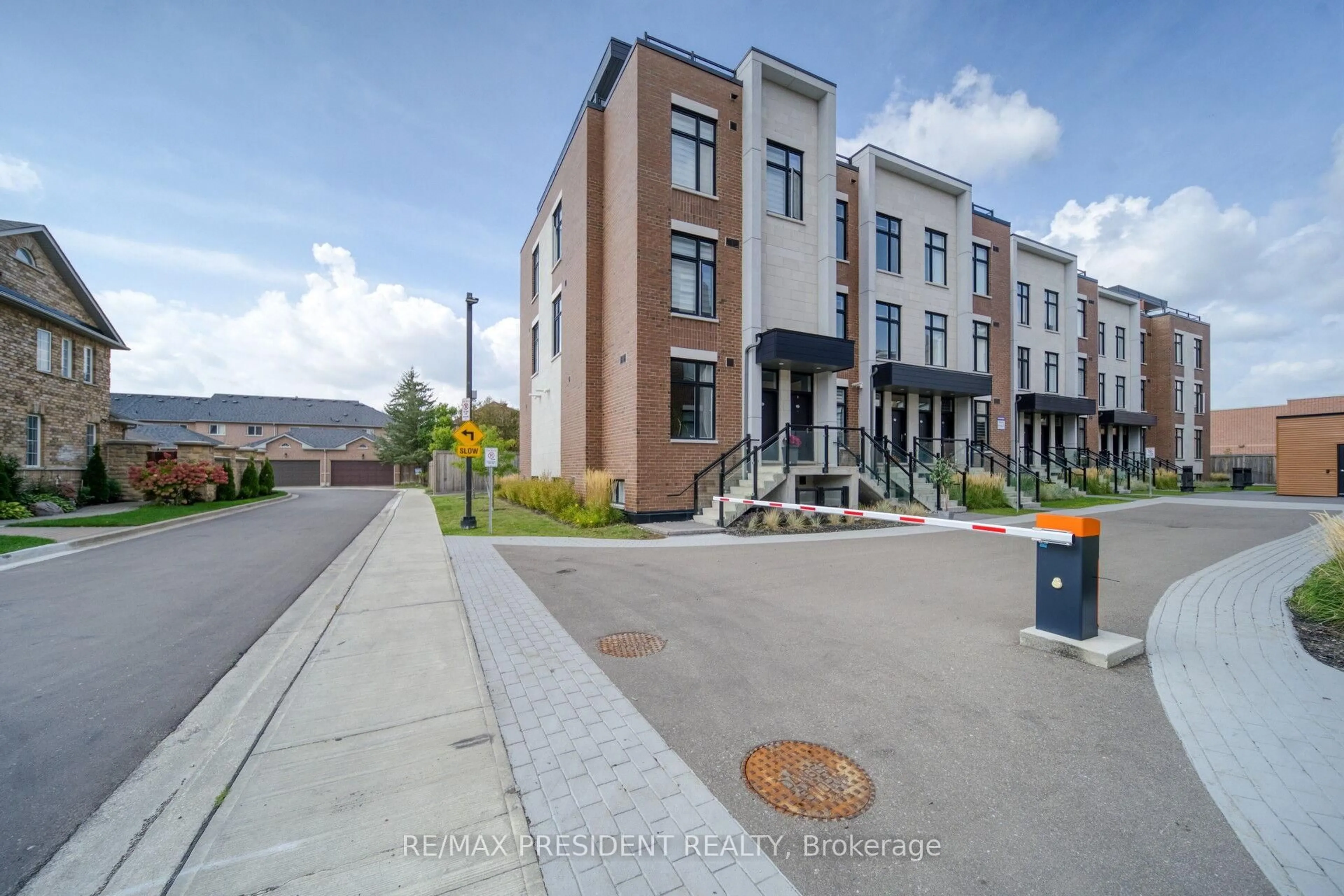 A pic from outside/outdoor area/front of a property/back of a property/a pic from drone, street for 9580 Islington Ave #U232, Vaughan Ontario L4H 5E8
