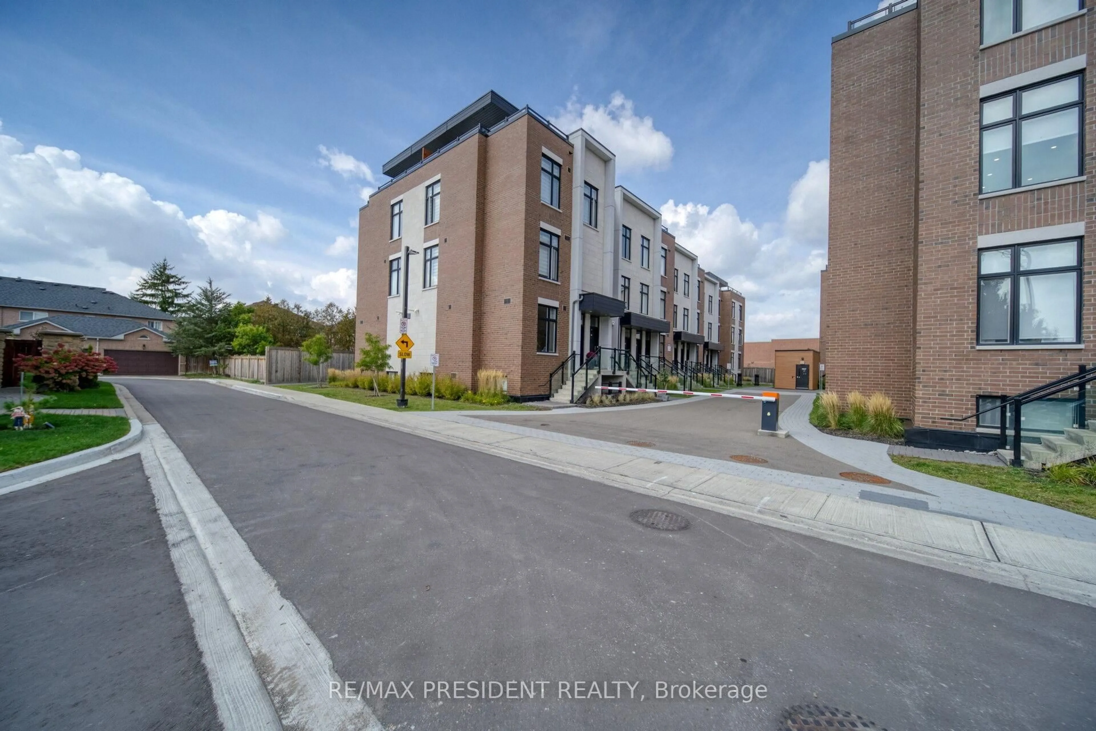 A pic from outside/outdoor area/front of a property/back of a property/a pic from drone, street for 9580 Islington Ave #U232, Vaughan Ontario L4H 5E8