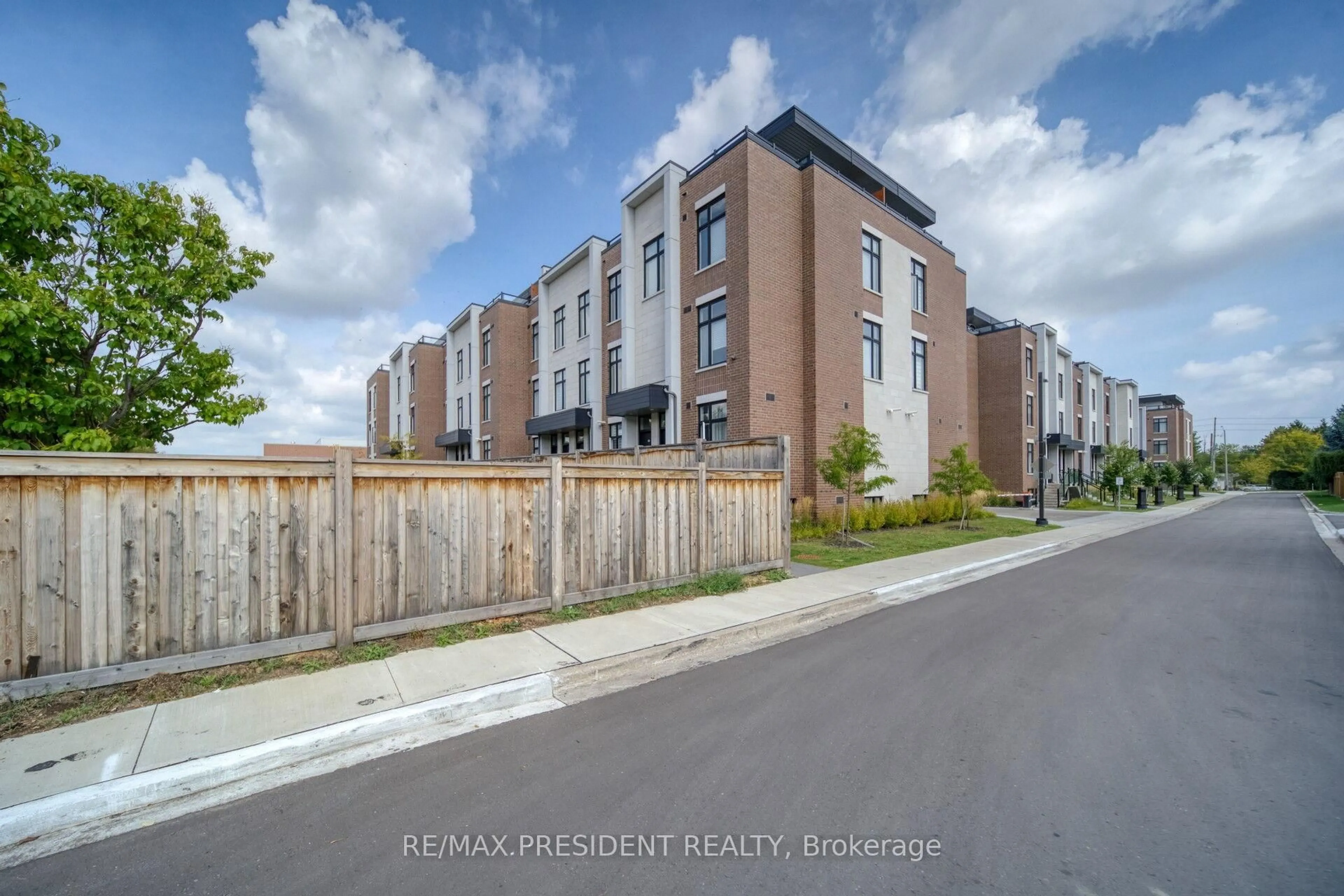 A pic from outside/outdoor area/front of a property/back of a property/a pic from drone, street for 9580 Islington Ave #U232, Vaughan Ontario L4H 5E8