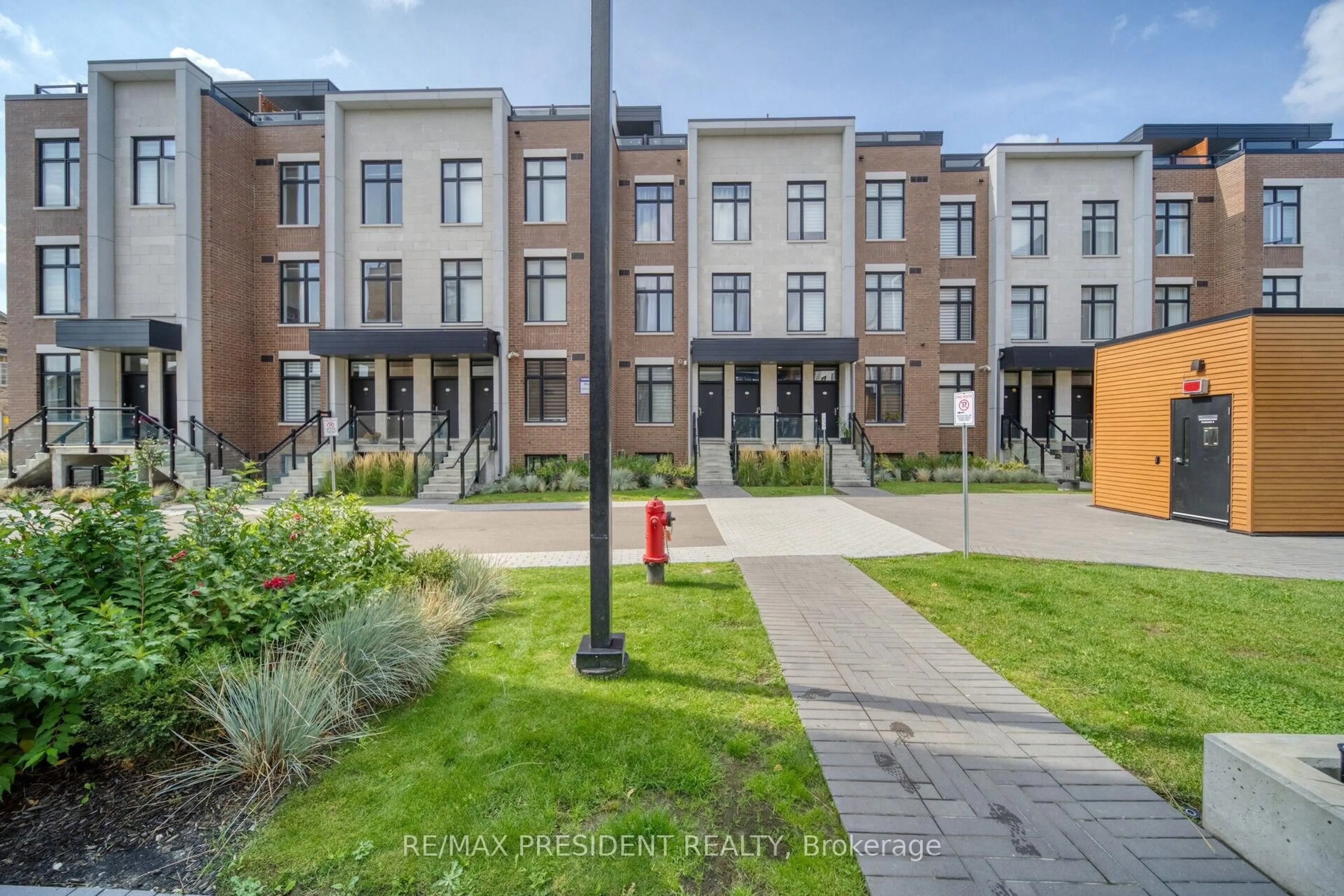 A pic from outside/outdoor area/front of a property/back of a property/a pic from drone, street for 9580 Islington Ave #U232, Vaughan Ontario L4H 5E8