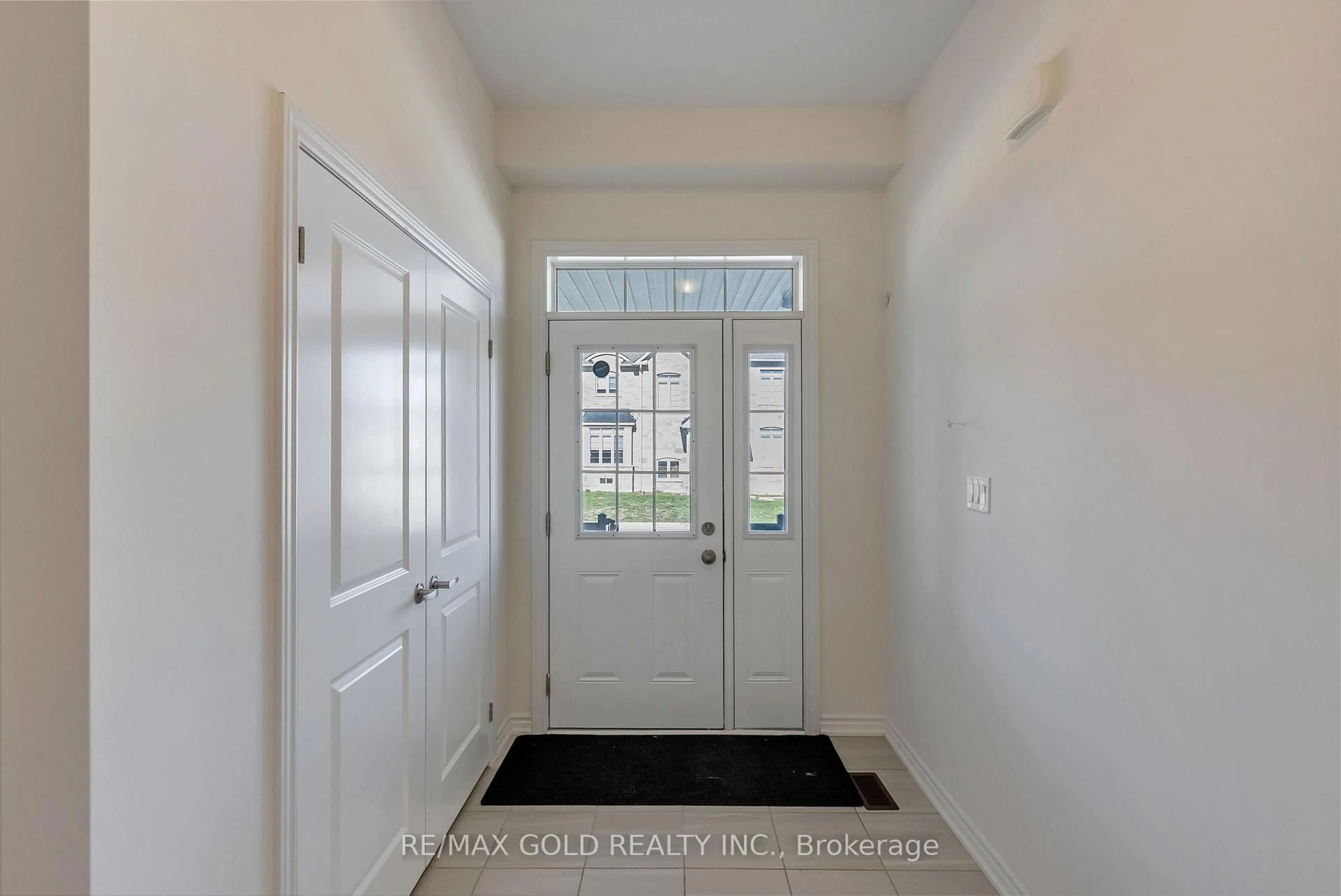 Indoor entryway for 2150 Speare Crt, Innisfil Ontario L9S 0M9