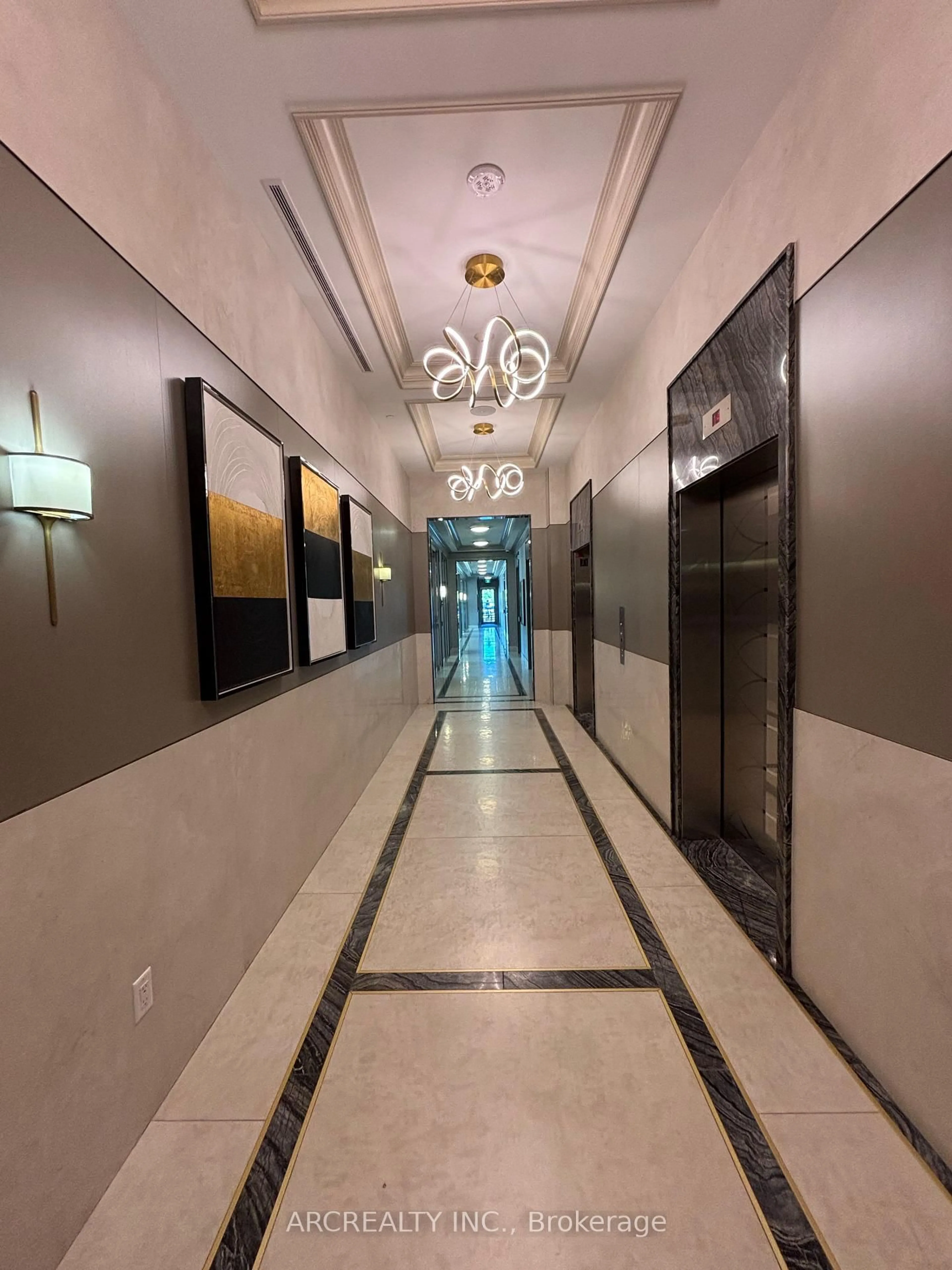 Indoor foyer for 10 Gatineau Dr #413, Vaughan Ontario L4J 0L2