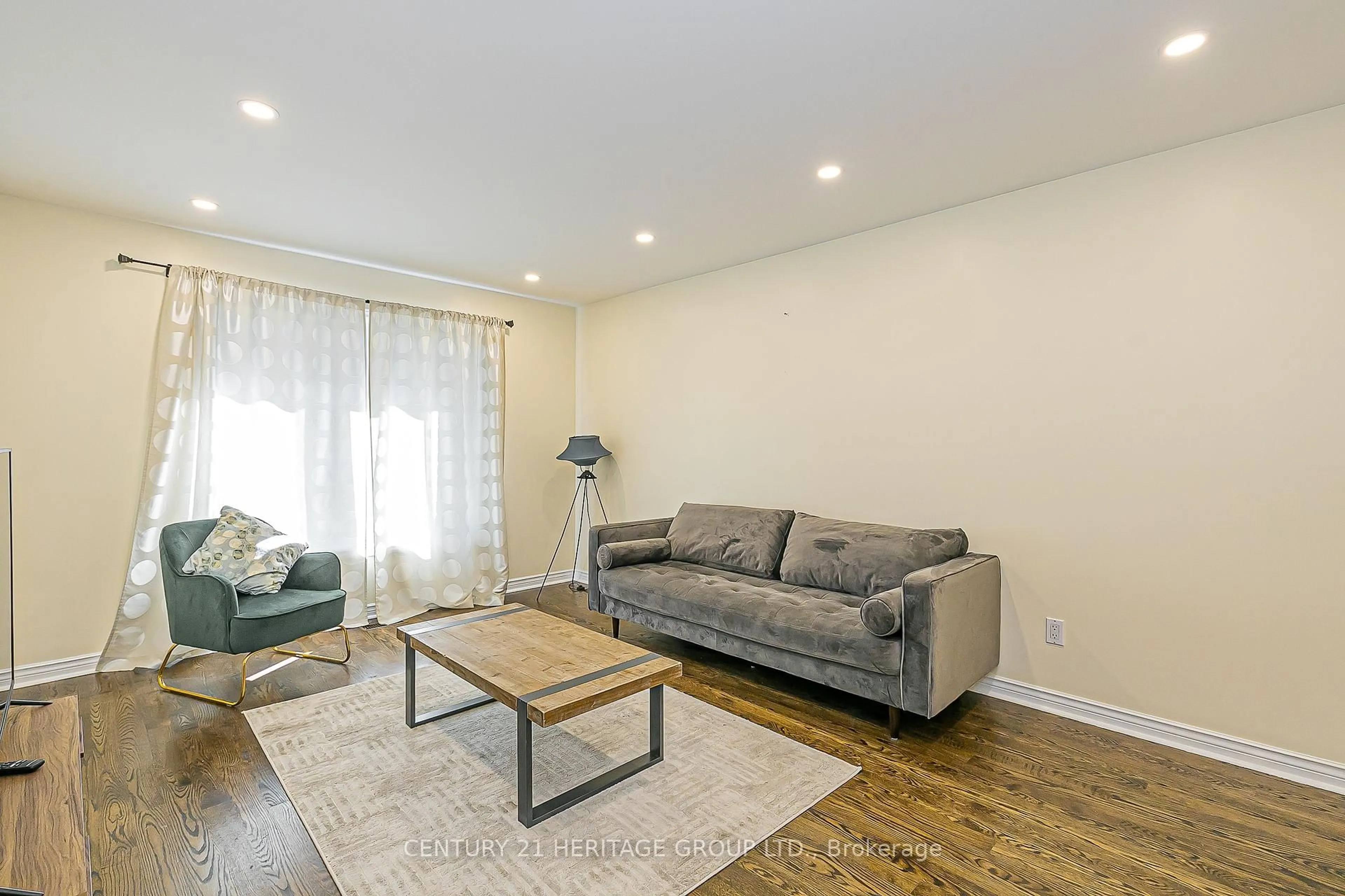 Living room with furniture, wood/laminate floor for 741 College Manor Dr, Newmarket Ontario L3Y 8G5