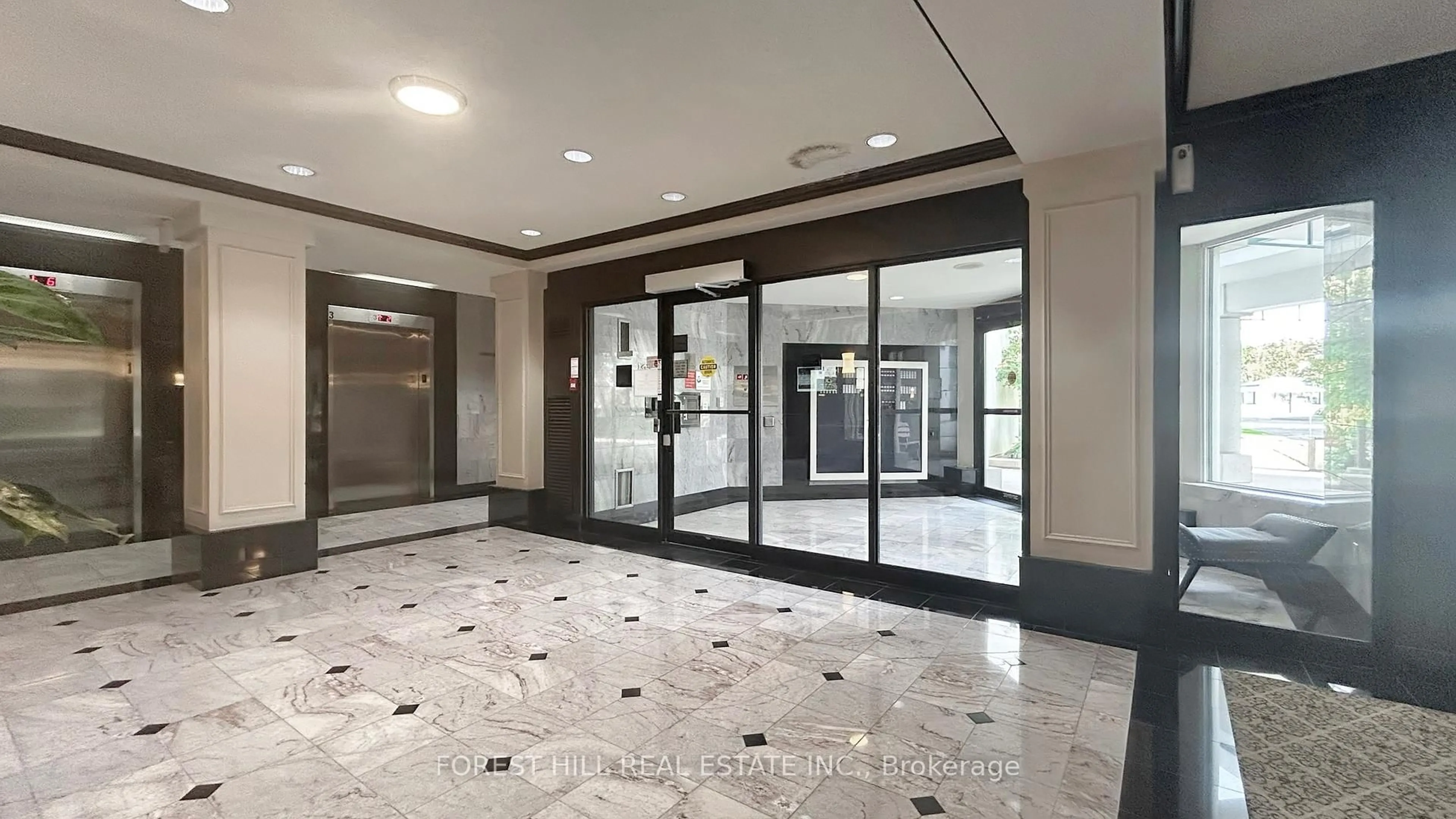 Indoor foyer for 110 Promenade Circ #1109, Vaughan Ontario L4J 7W8