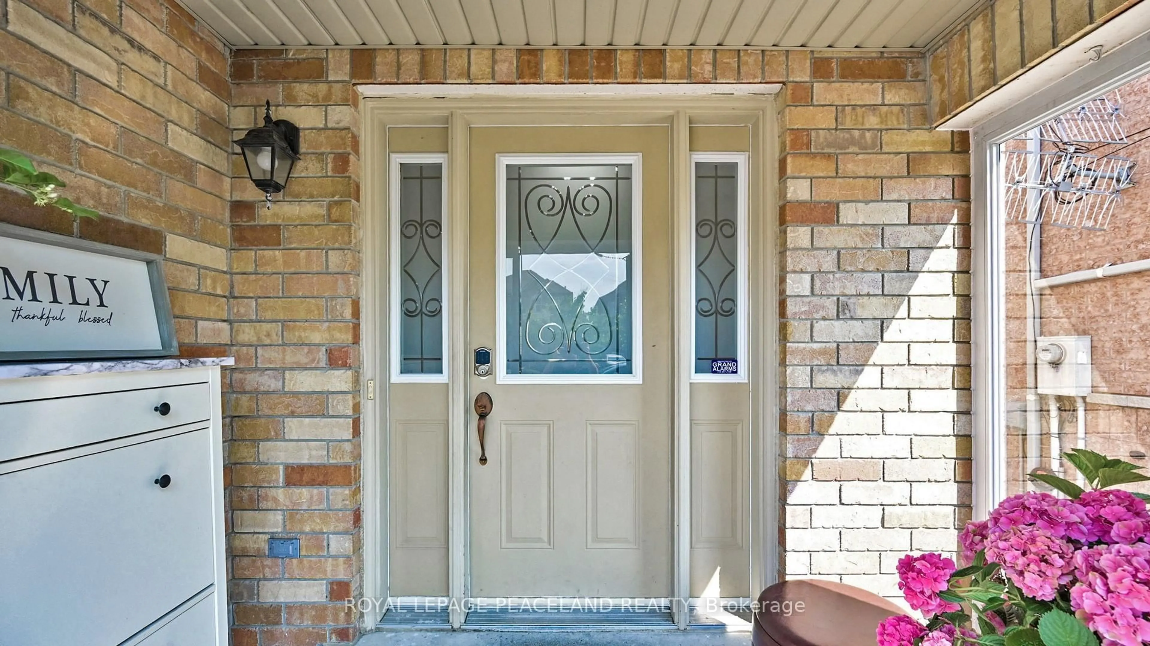 Indoor entryway for 16 Lealinds Rd, Vaughan Ontario L6A 0P5