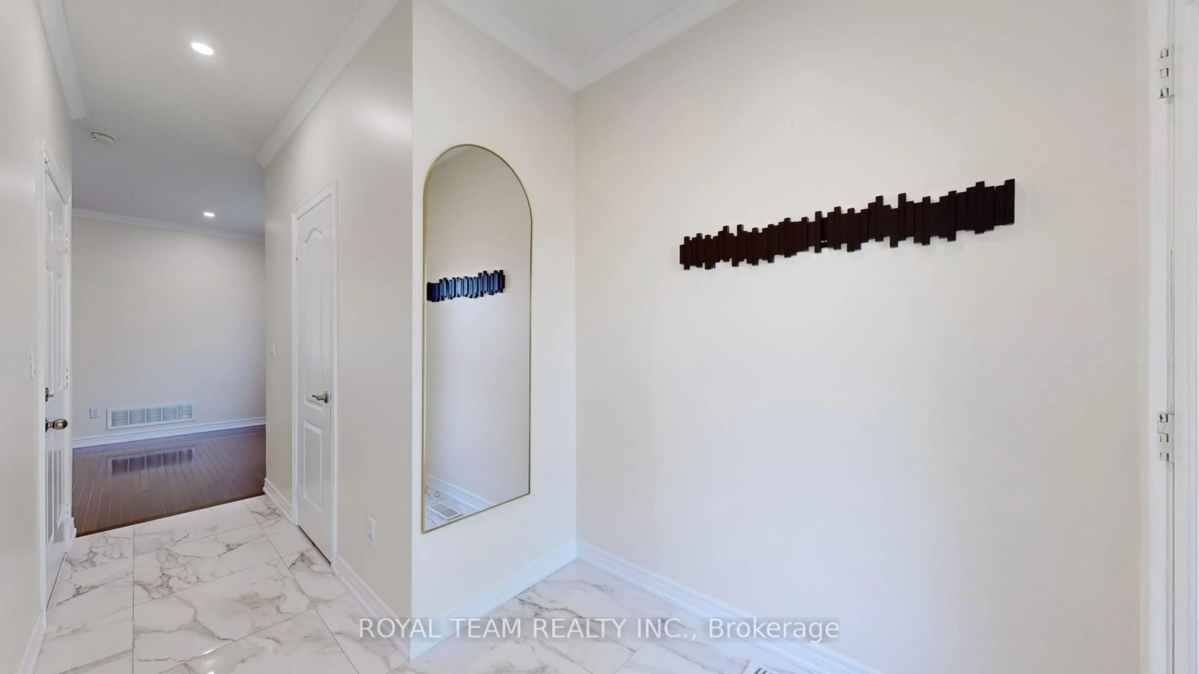 Indoor entryway for 246 Lauderdale Dr, Vaughan Ontario L6A 0N4