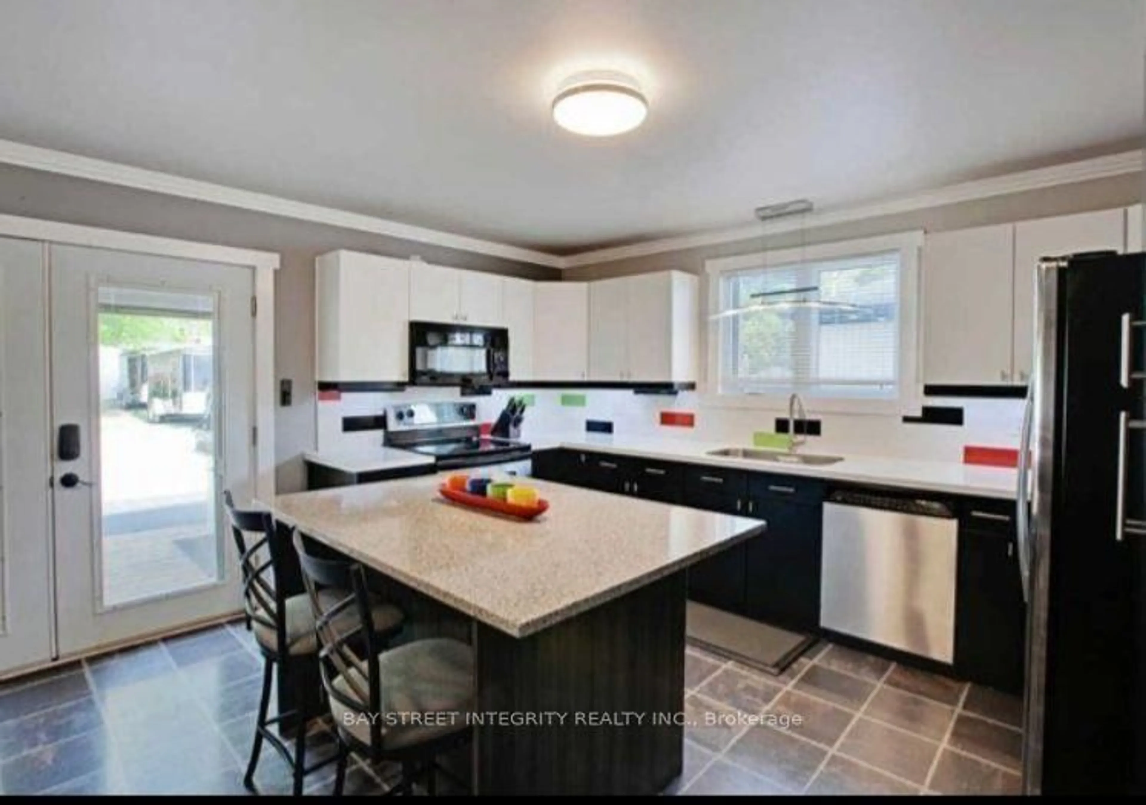 Open concept kitchen, ceramic/tile floor for 57 Howard Rd, Newmarket Ontario L3Y 3G6