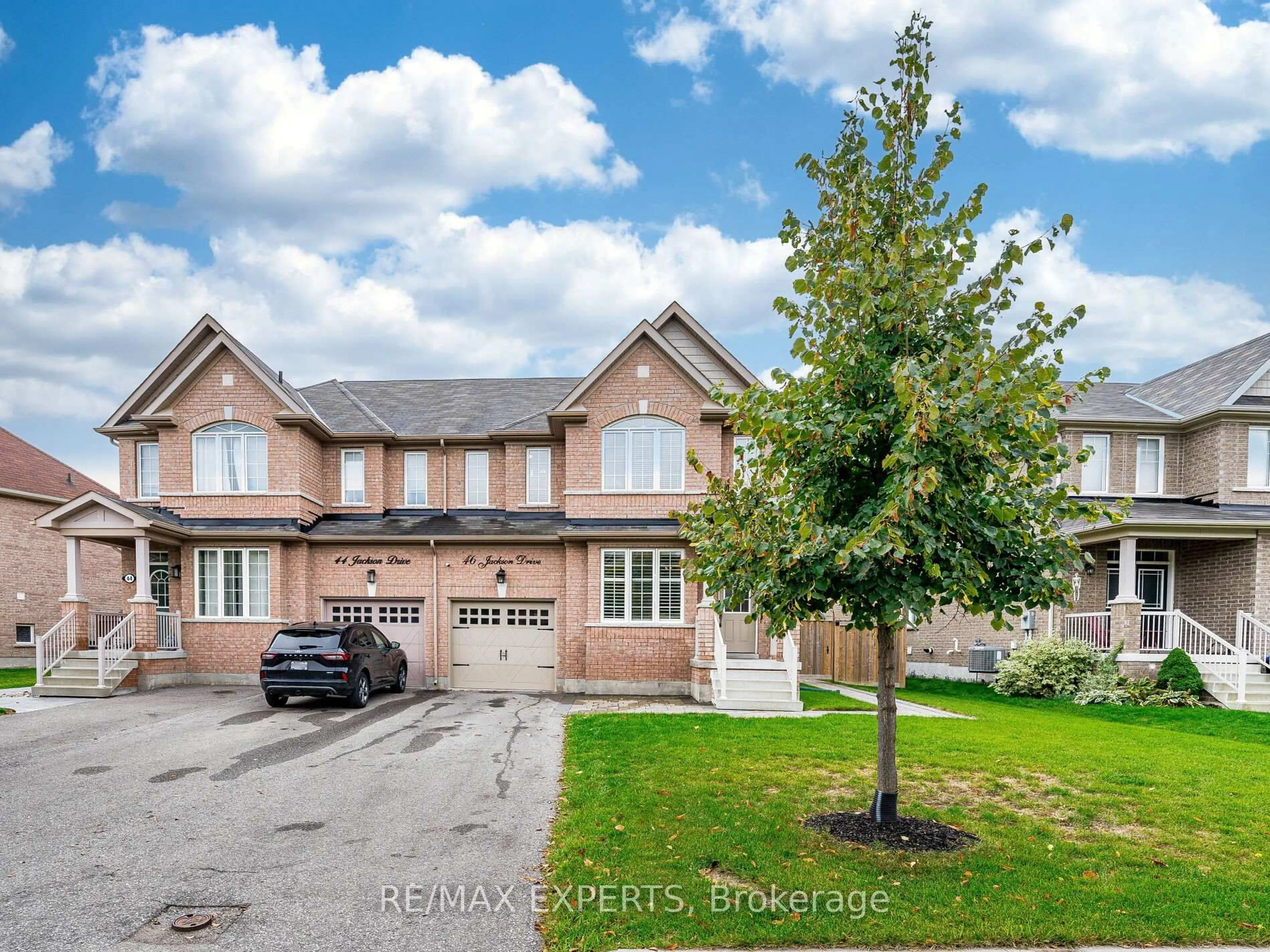 A pic from outside/outdoor area/front of a property/back of a property/a pic from drone, street for 46 Jackson Dr, New Tecumseth Ontario L0G 1W0