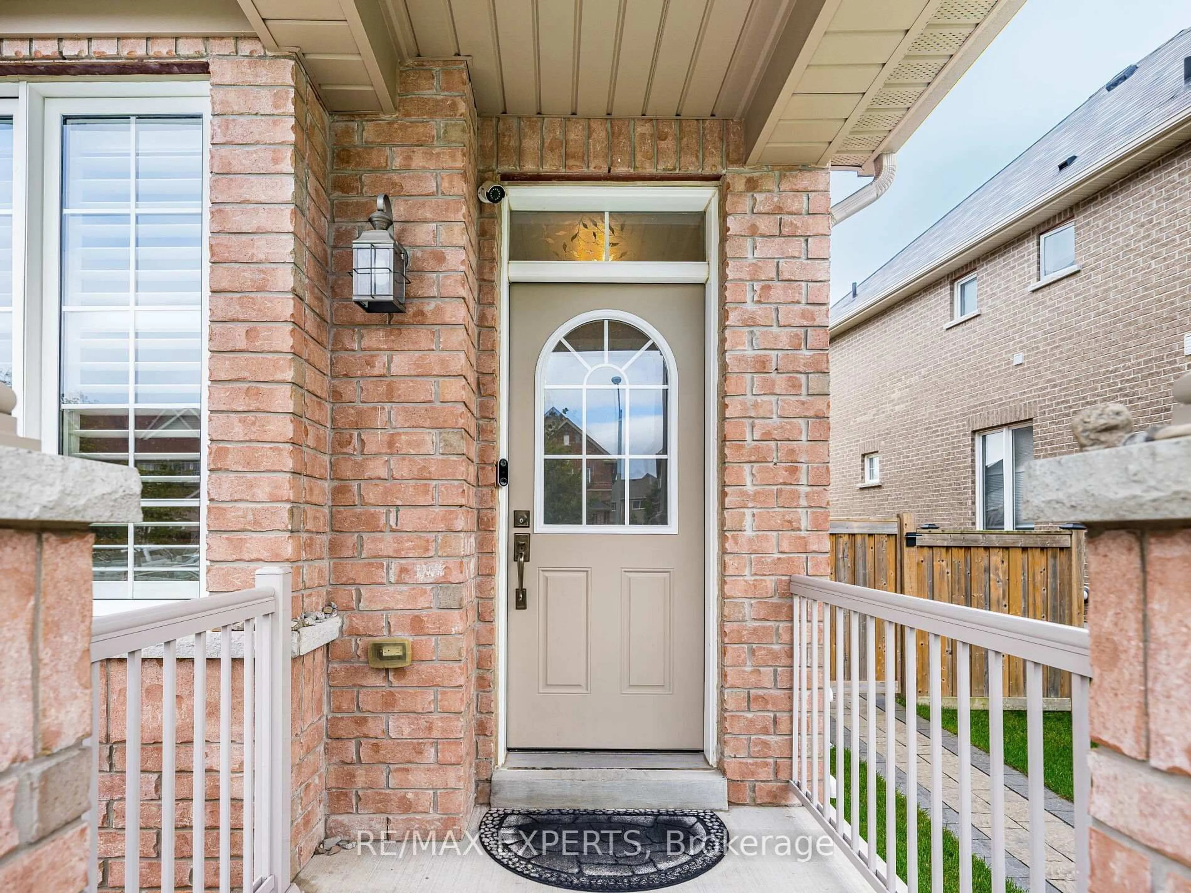 Indoor entryway for 46 Jackson Dr, New Tecumseth Ontario L0G 1W0