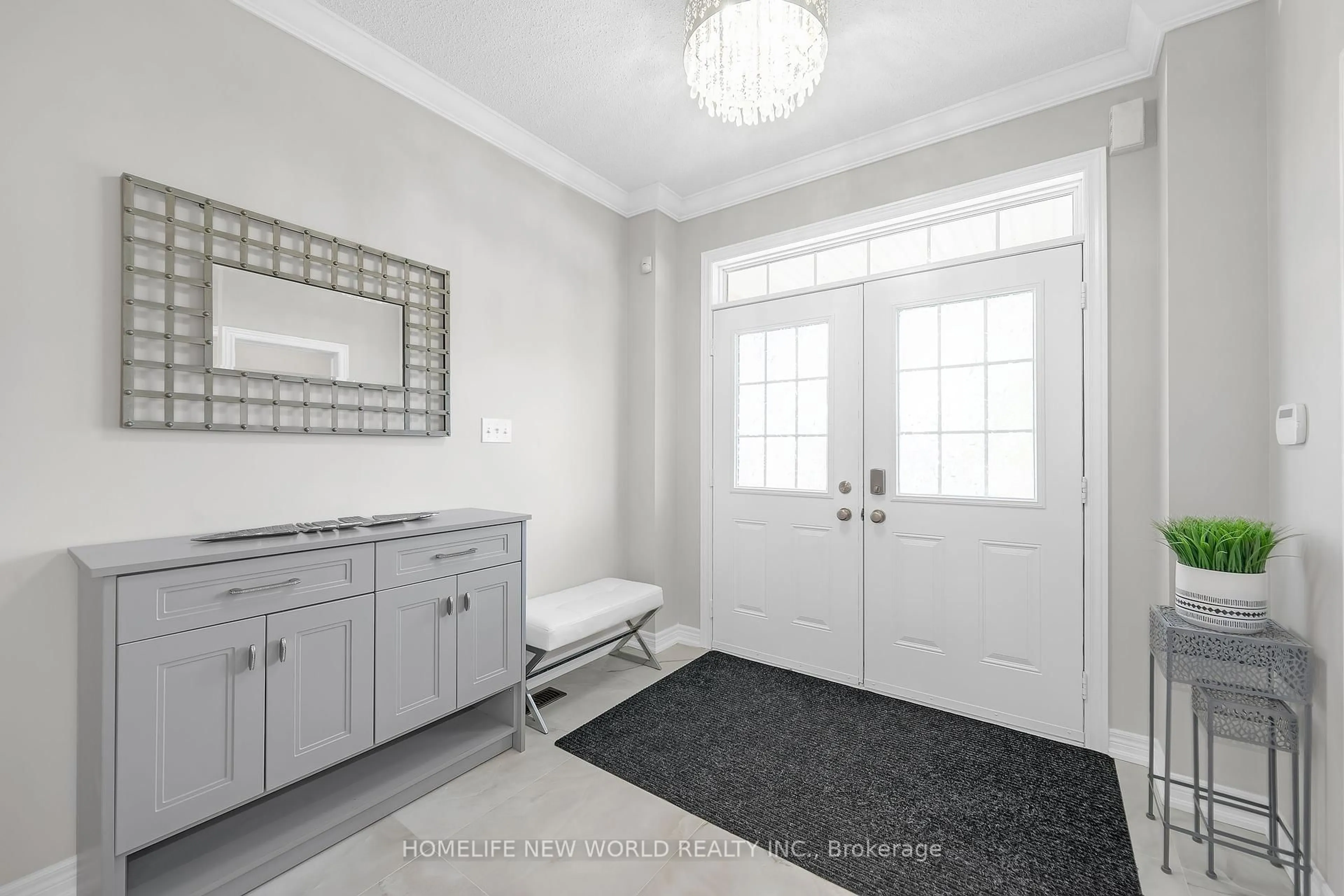 Indoor entryway for 1210 Atkins Dr, Newmarket Ontario L3X 0E1