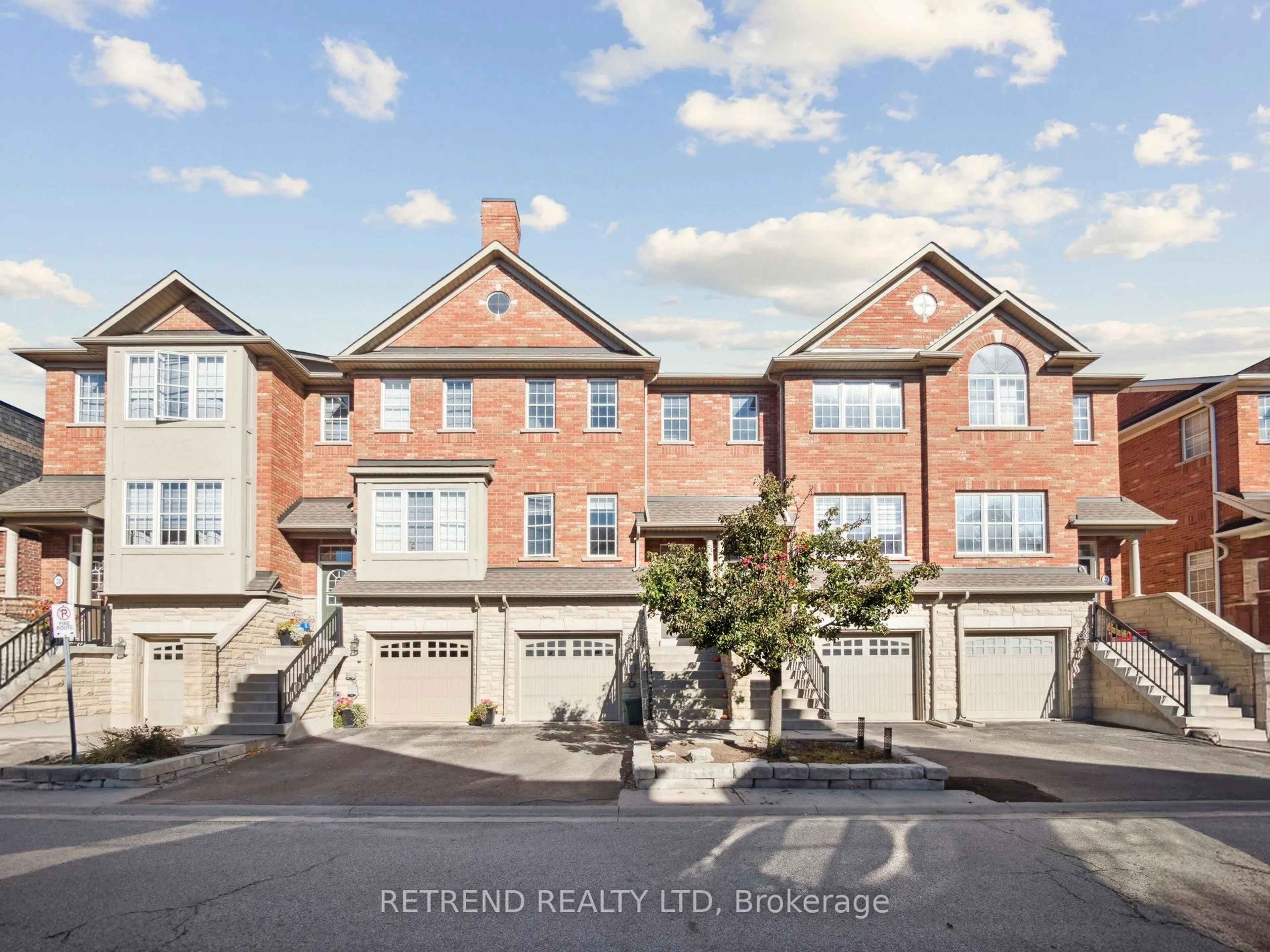 A pic from outside/outdoor area/front of a property/back of a property/a pic from drone, street for 26 Golden Spruce Lane, Vaughan Ontario L6A 0J6