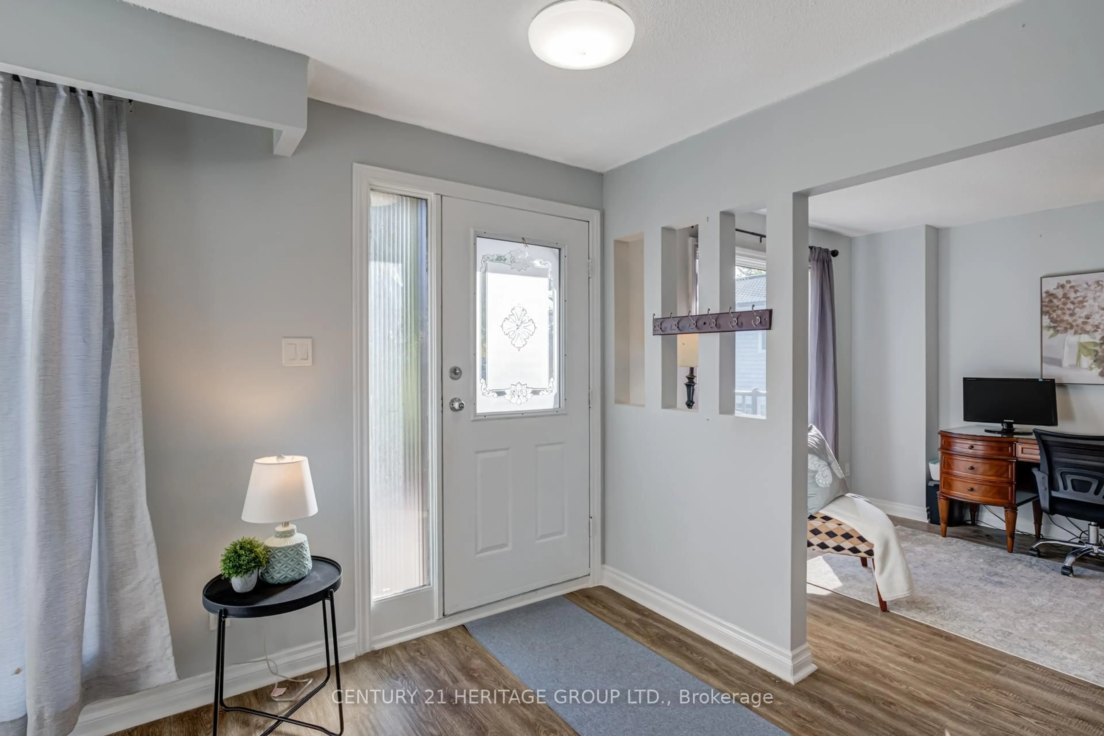 Indoor entryway for 146 Sand Rd, East Gwillimbury Ontario L9N 1H9
