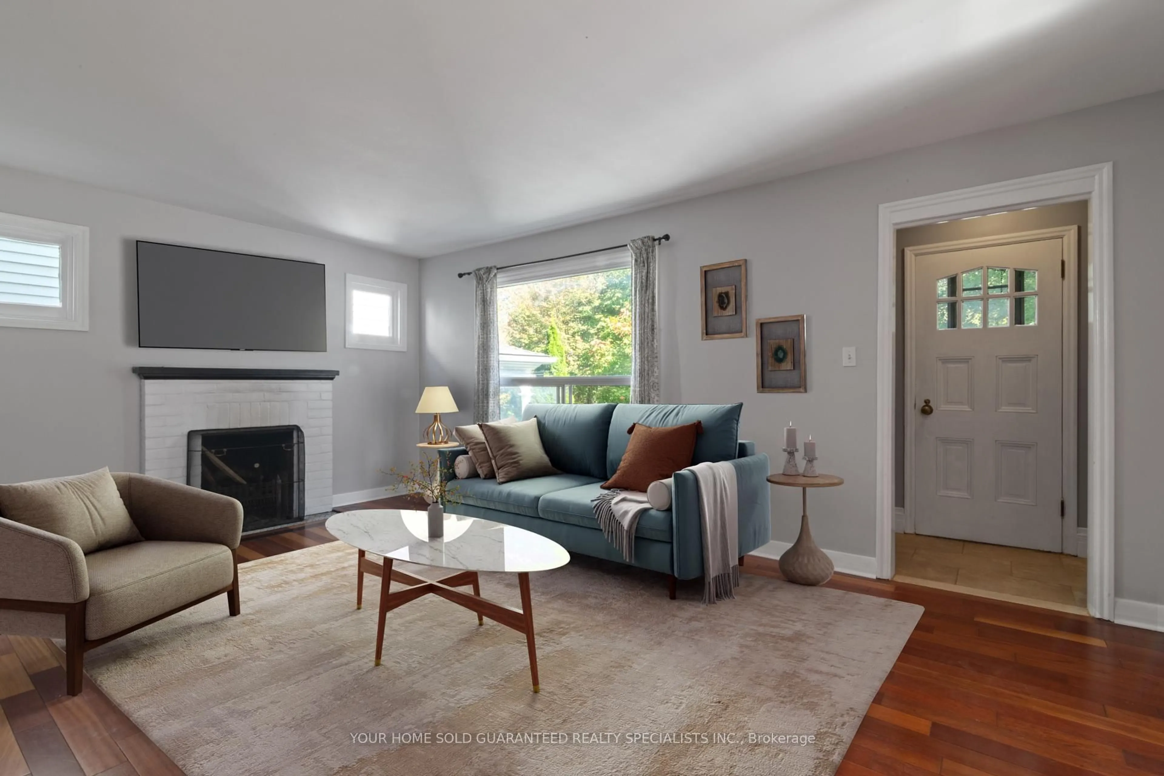 Living room with furniture, unknown for 122 Gurnett St, Aurora Ontario L4G 1P6