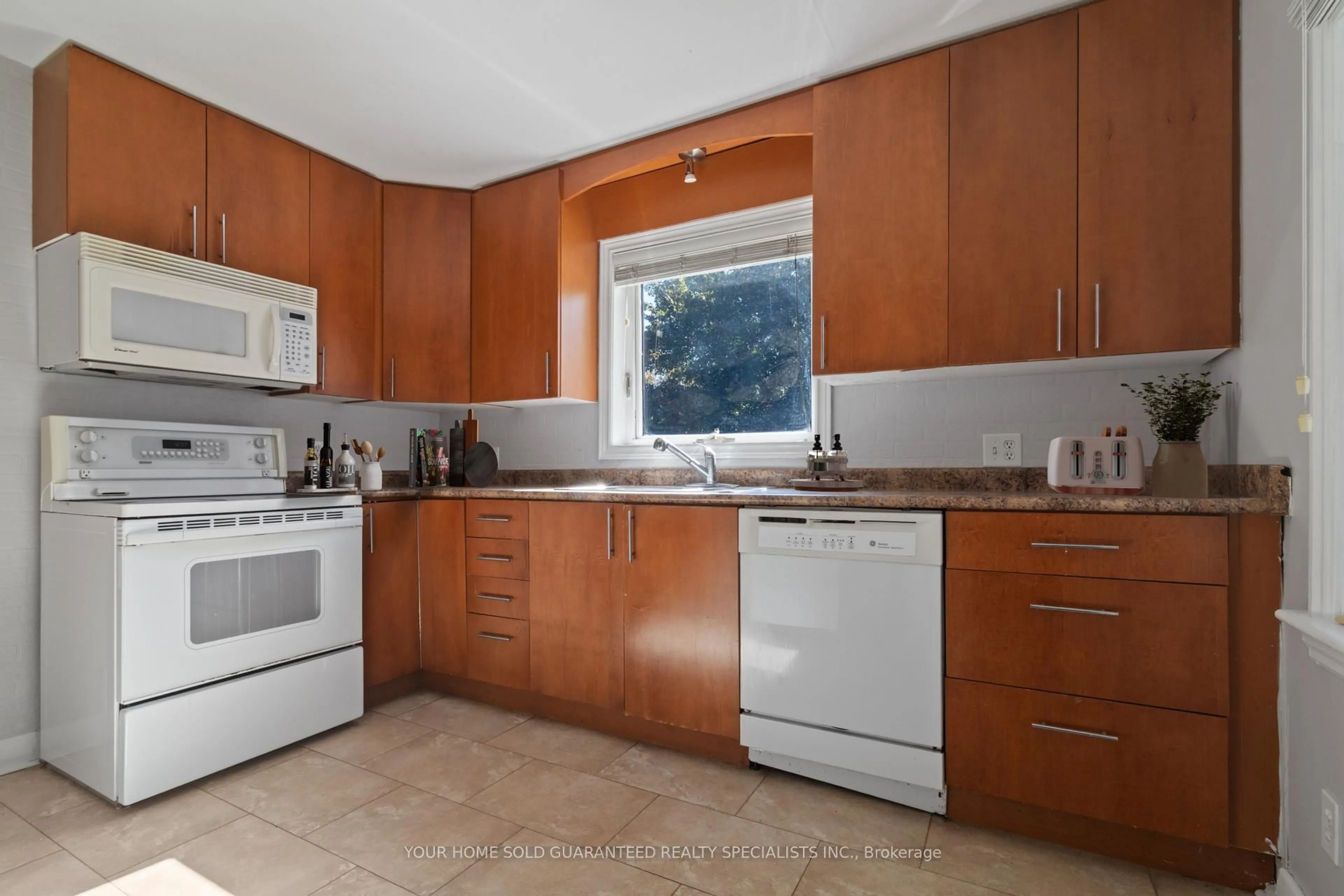 Standard kitchen, ceramic/tile floor for 122 Gurnett St, Aurora Ontario L4G 1P6