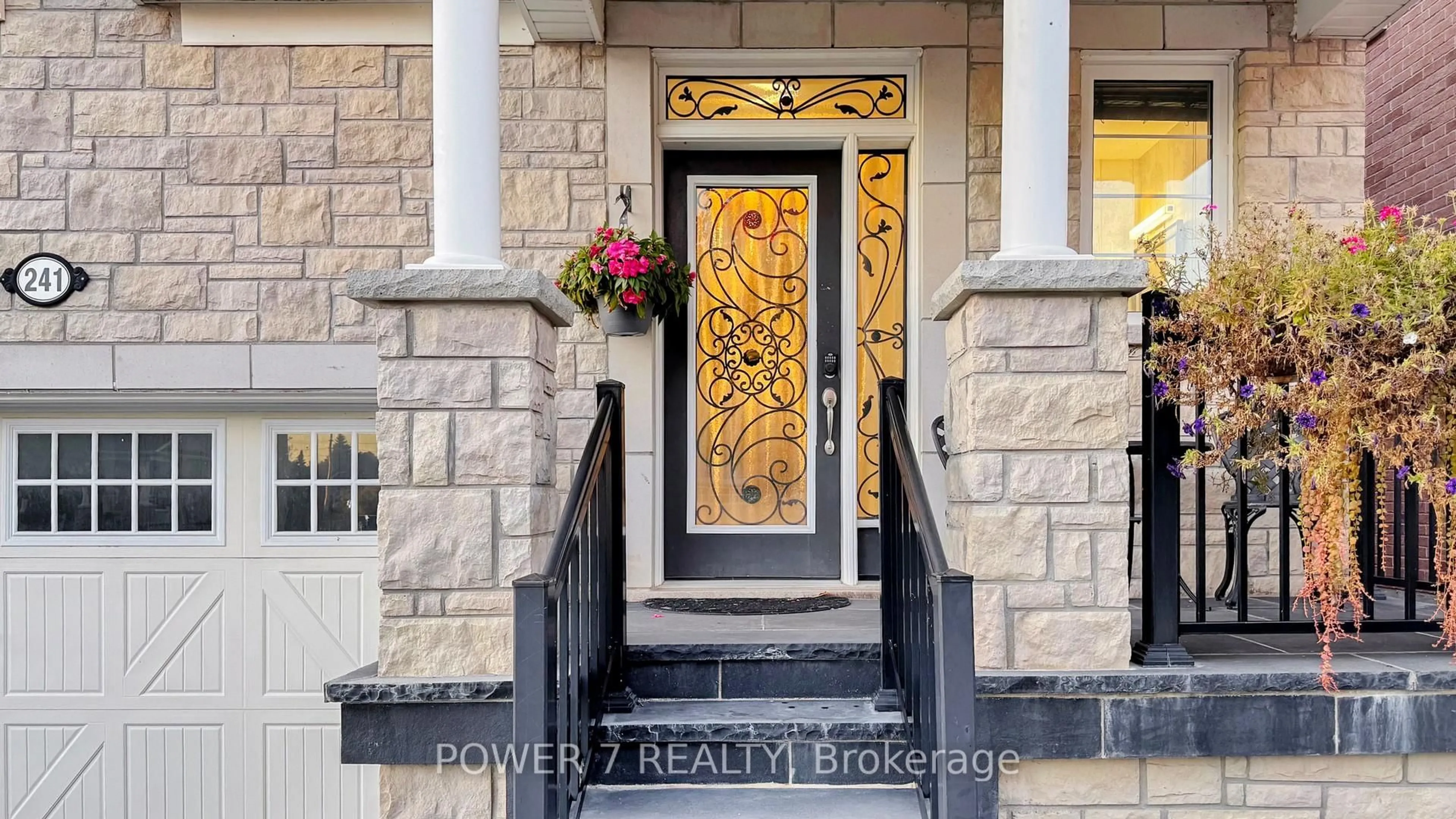 Indoor entryway for 241 Degraaf Cres, Aurora Ontario L4G 0X1