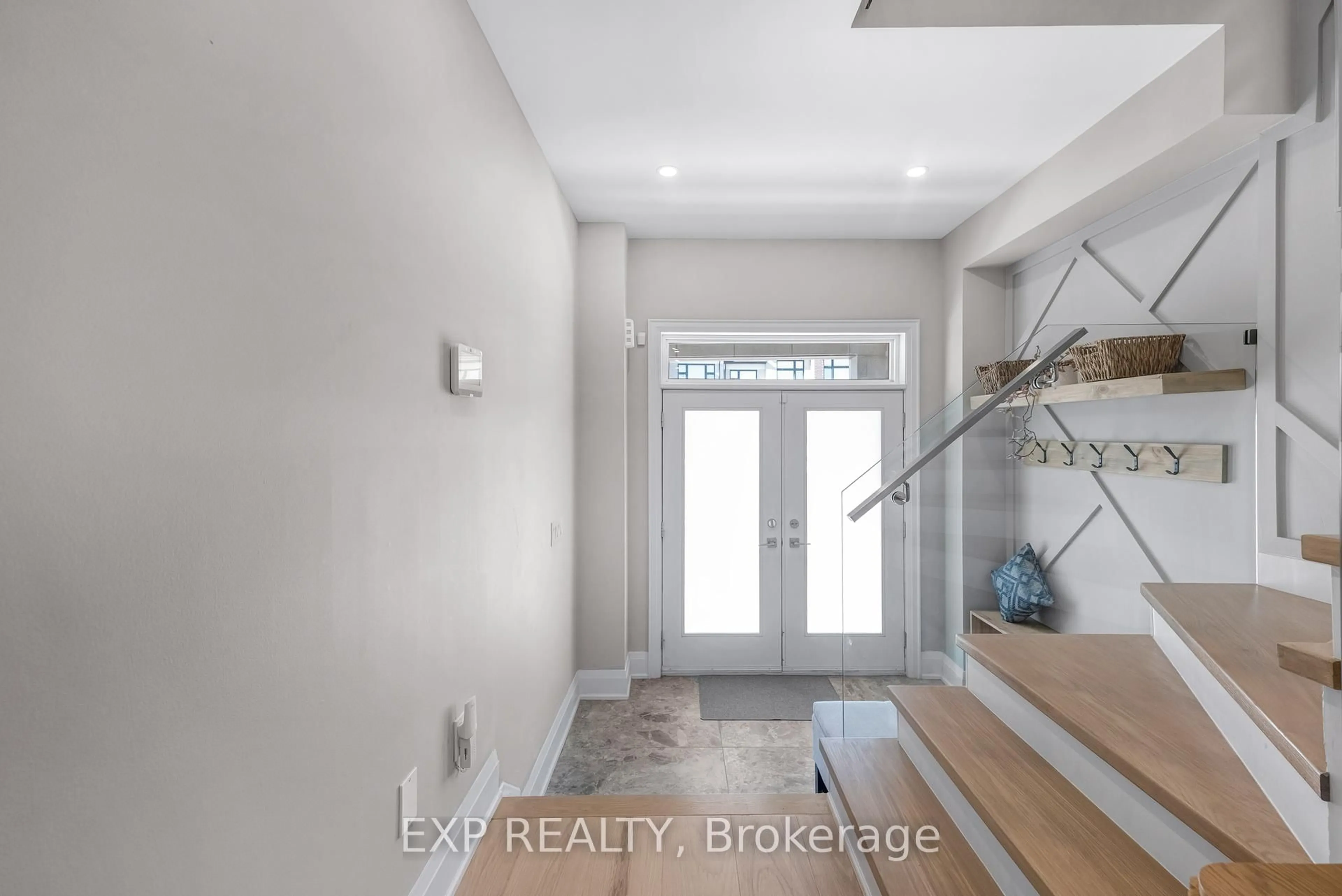 Indoor entryway for 169 Bawden Dr, Richmond Hill Ontario L4S 0M2
