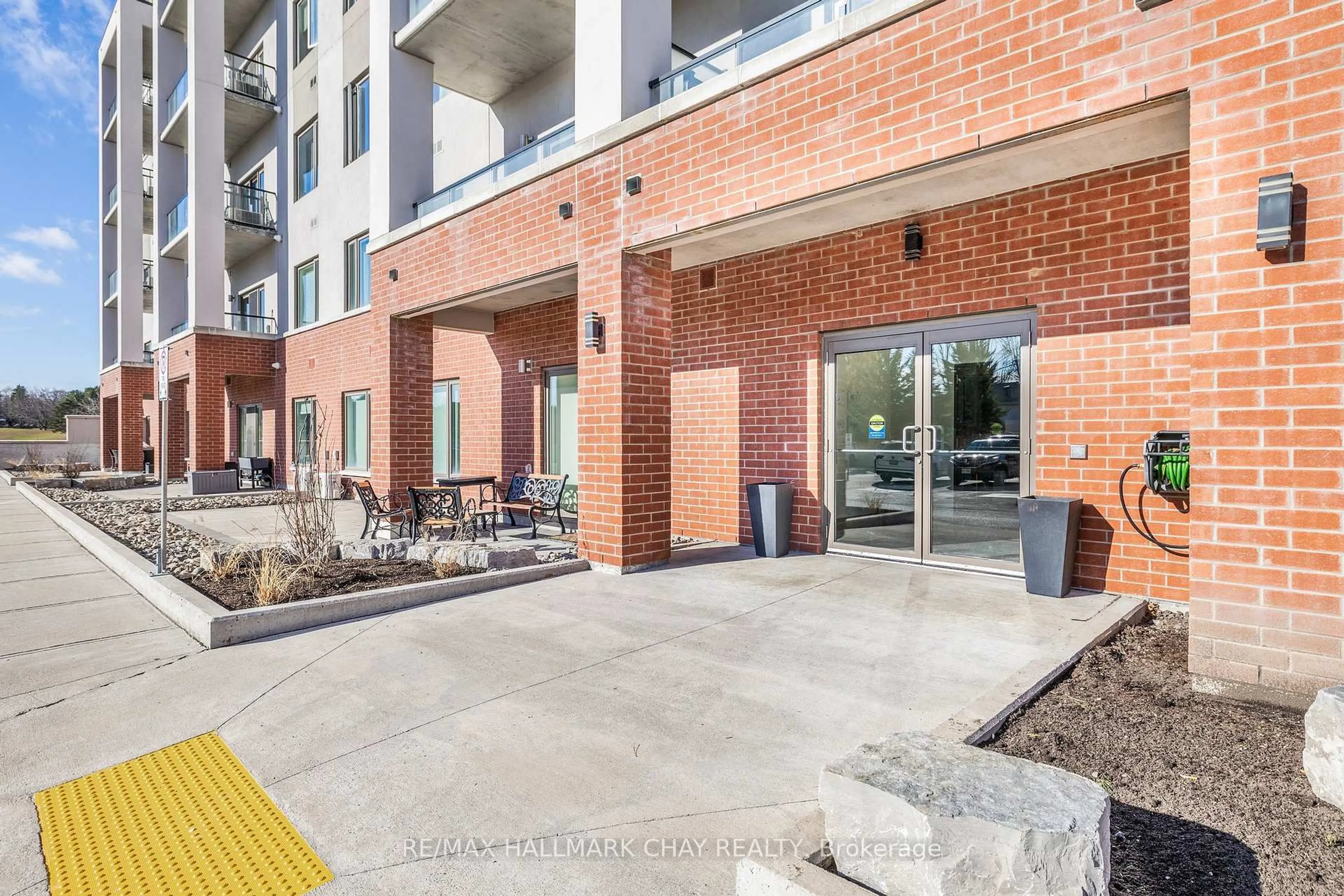 Patio, building for 64 Queen St #107, New Tecumseth Ontario L0G 1W0