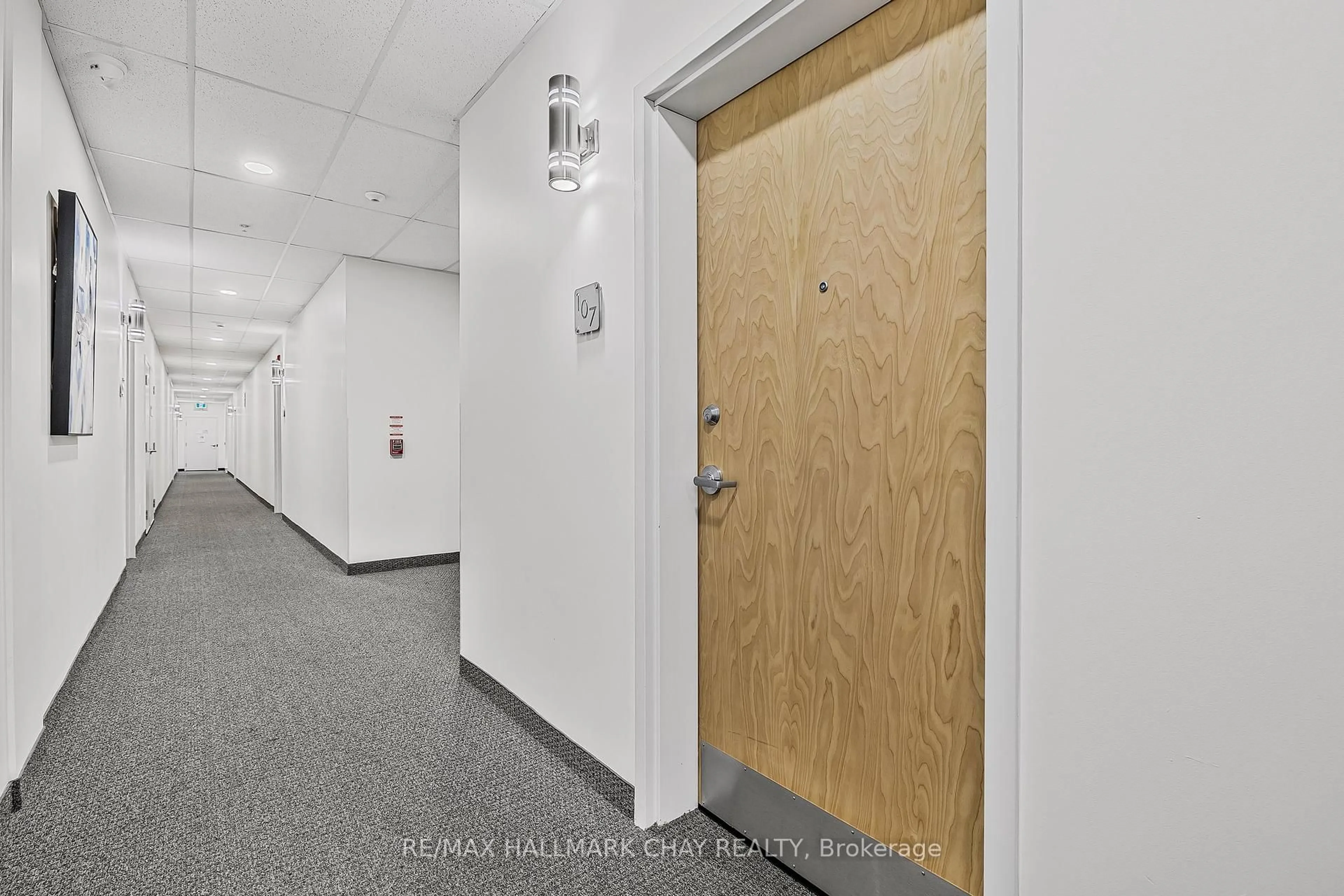 Indoor foyer for 64 Queen St #107, New Tecumseth Ontario L0G 1W0