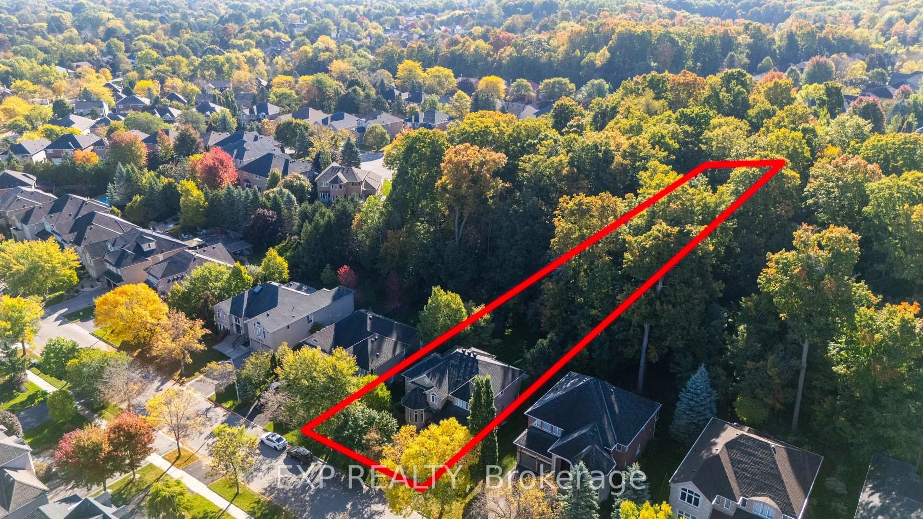 A pic from outside/outdoor area/front of a property/back of a property/a pic from drone, street for 85 Willis Dr, Aurora Ontario L4G 5N8