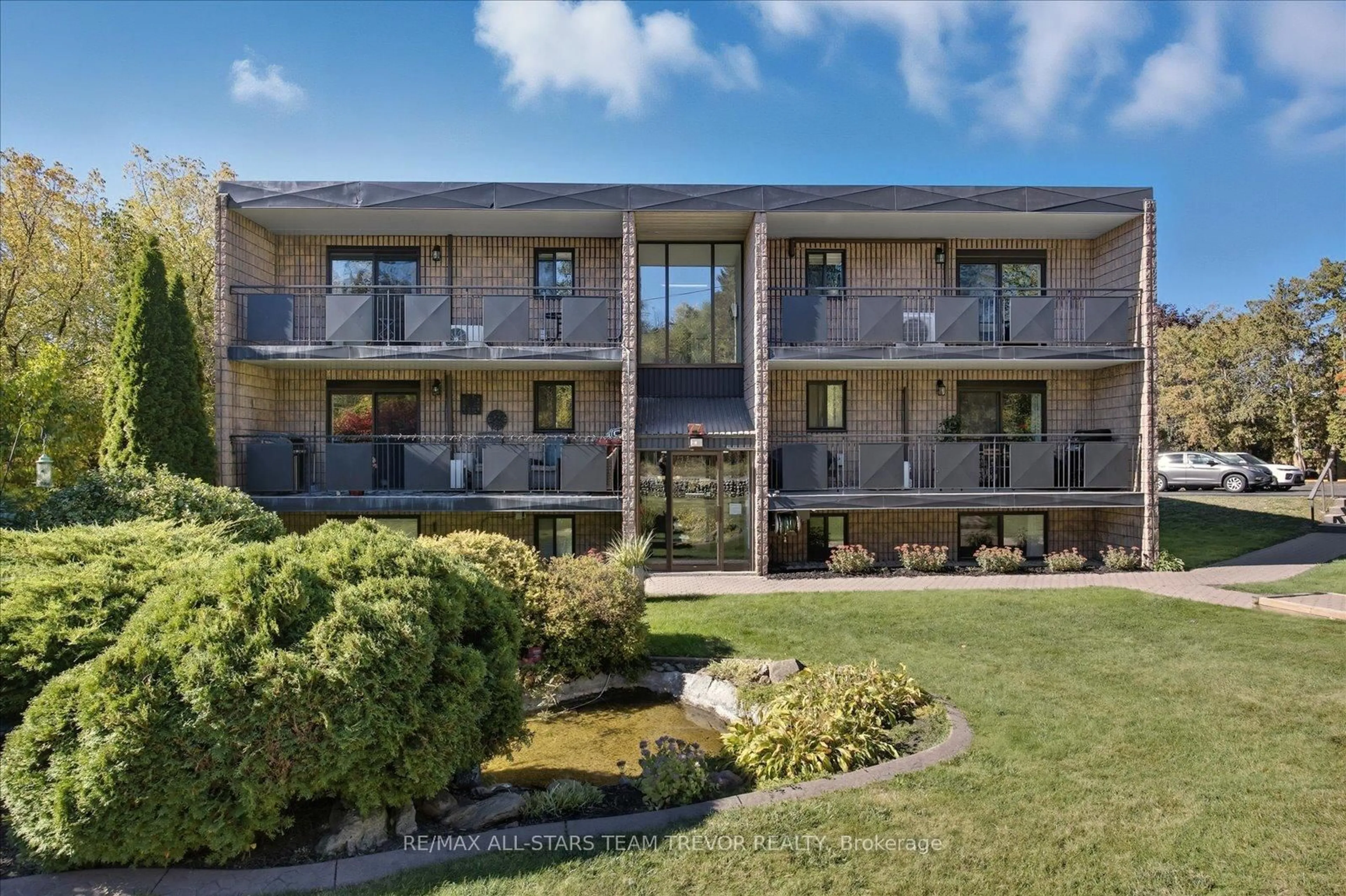 Patio, building for 74 The Queensway #203, Georgina Ontario L4P 1Z3