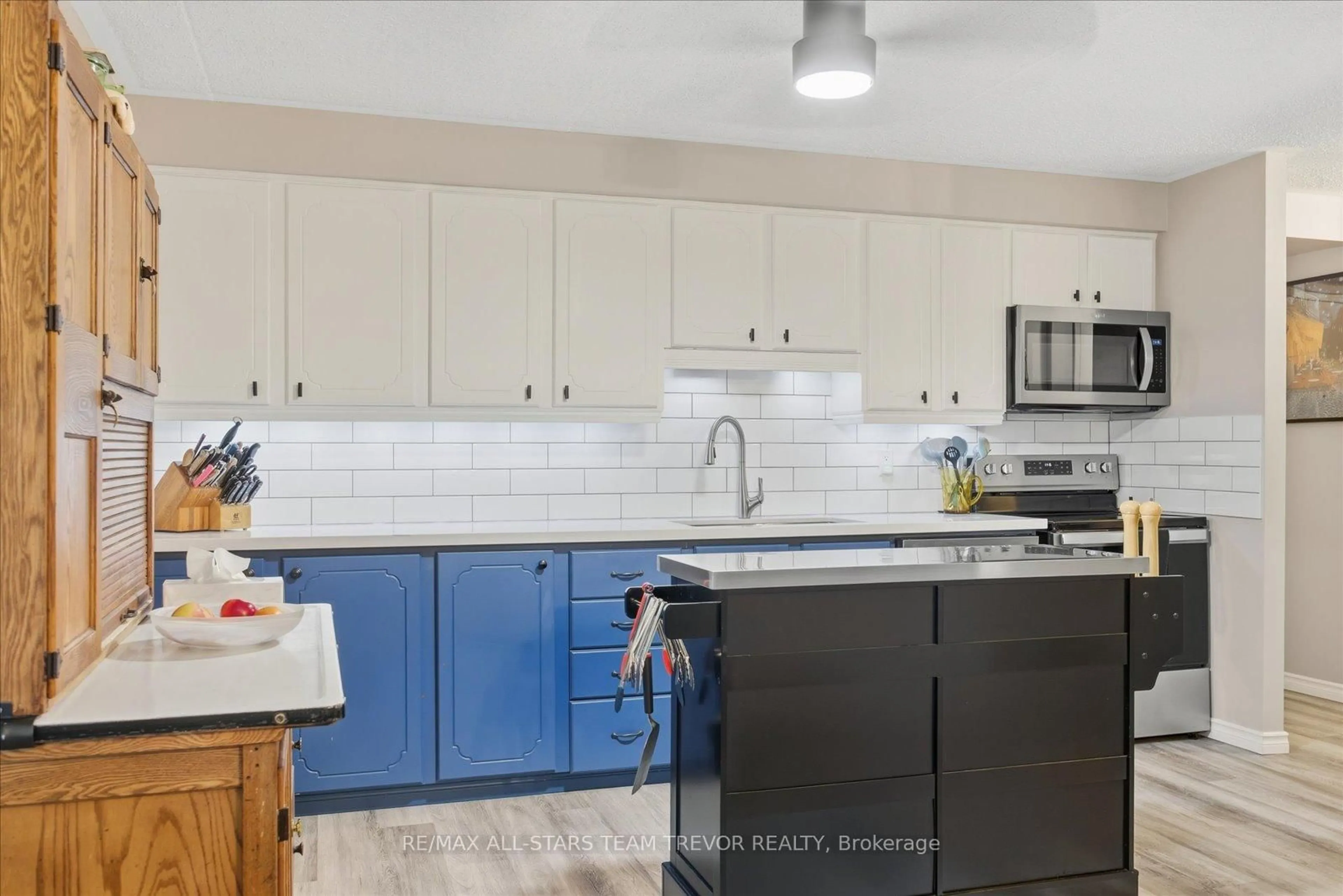 Open concept kitchen, ceramic/tile floor for 74 The Queensway #203, Georgina Ontario L4P 1Z3
