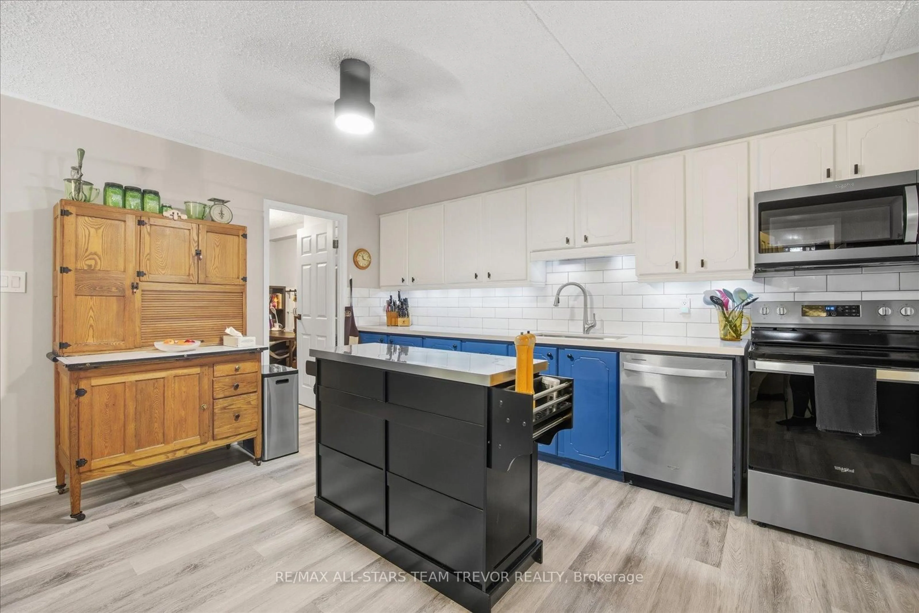 Open concept kitchen, unknown for 74 The Queensway #203, Georgina Ontario L4P 1Z3