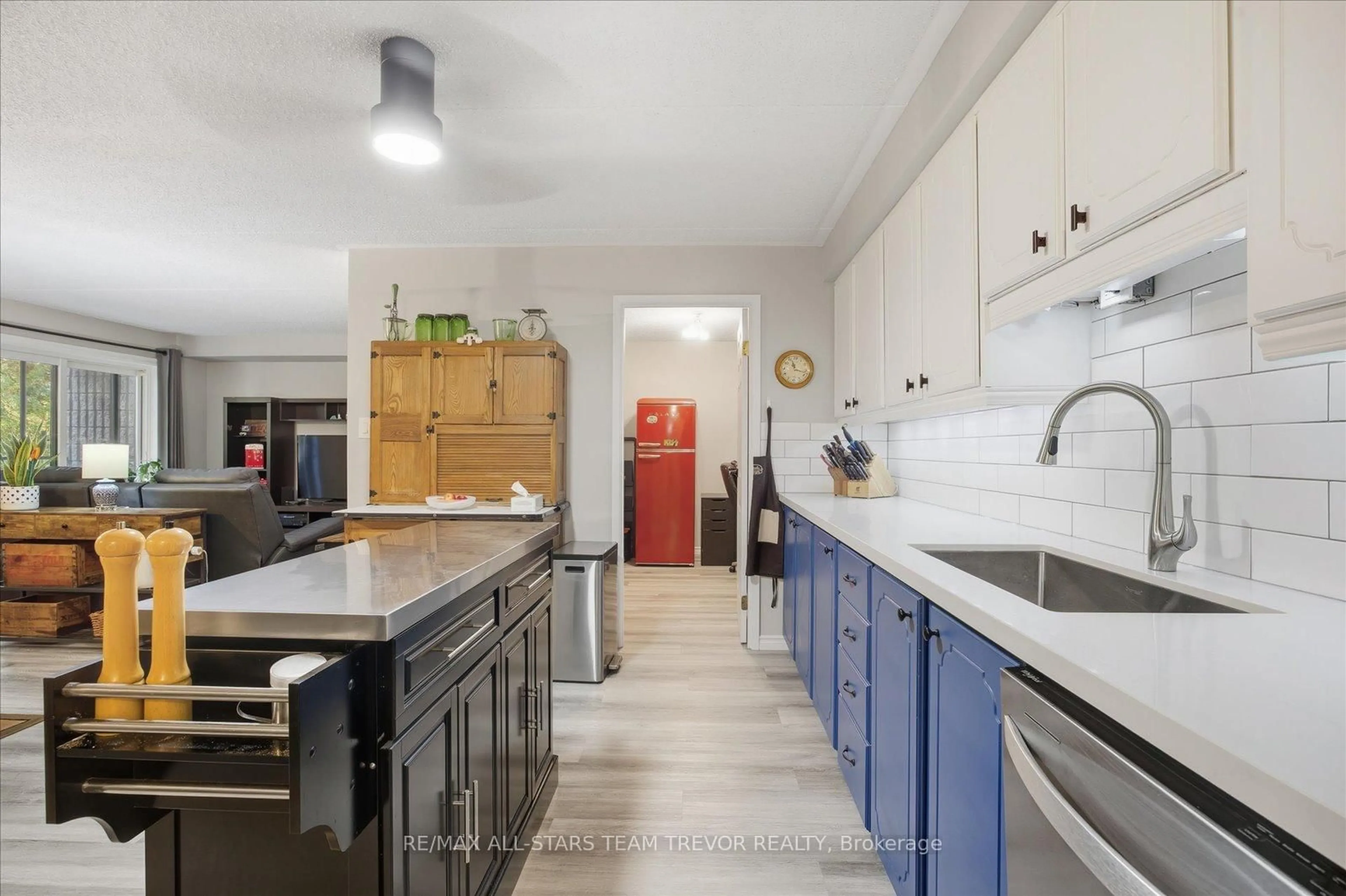 Unknown for 74 The Queensway #203, Georgina Ontario L4P 1Z3