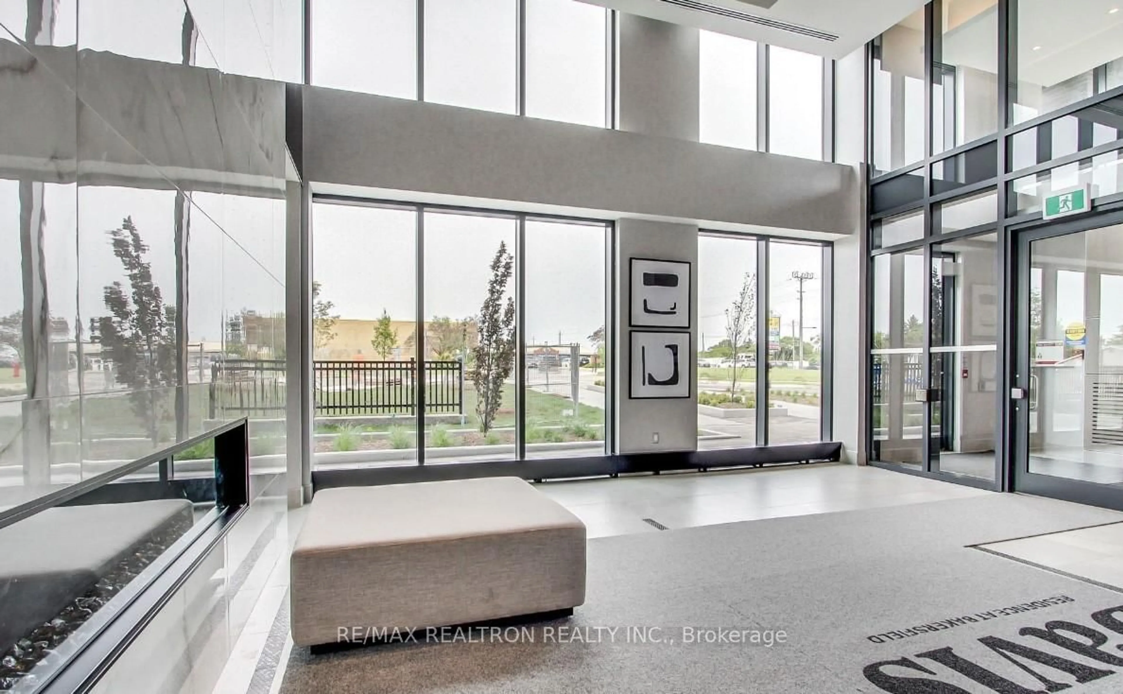 Indoor foyer for 185 Deerfield Rd #301, Newmarket Ontario L3Y 0G7