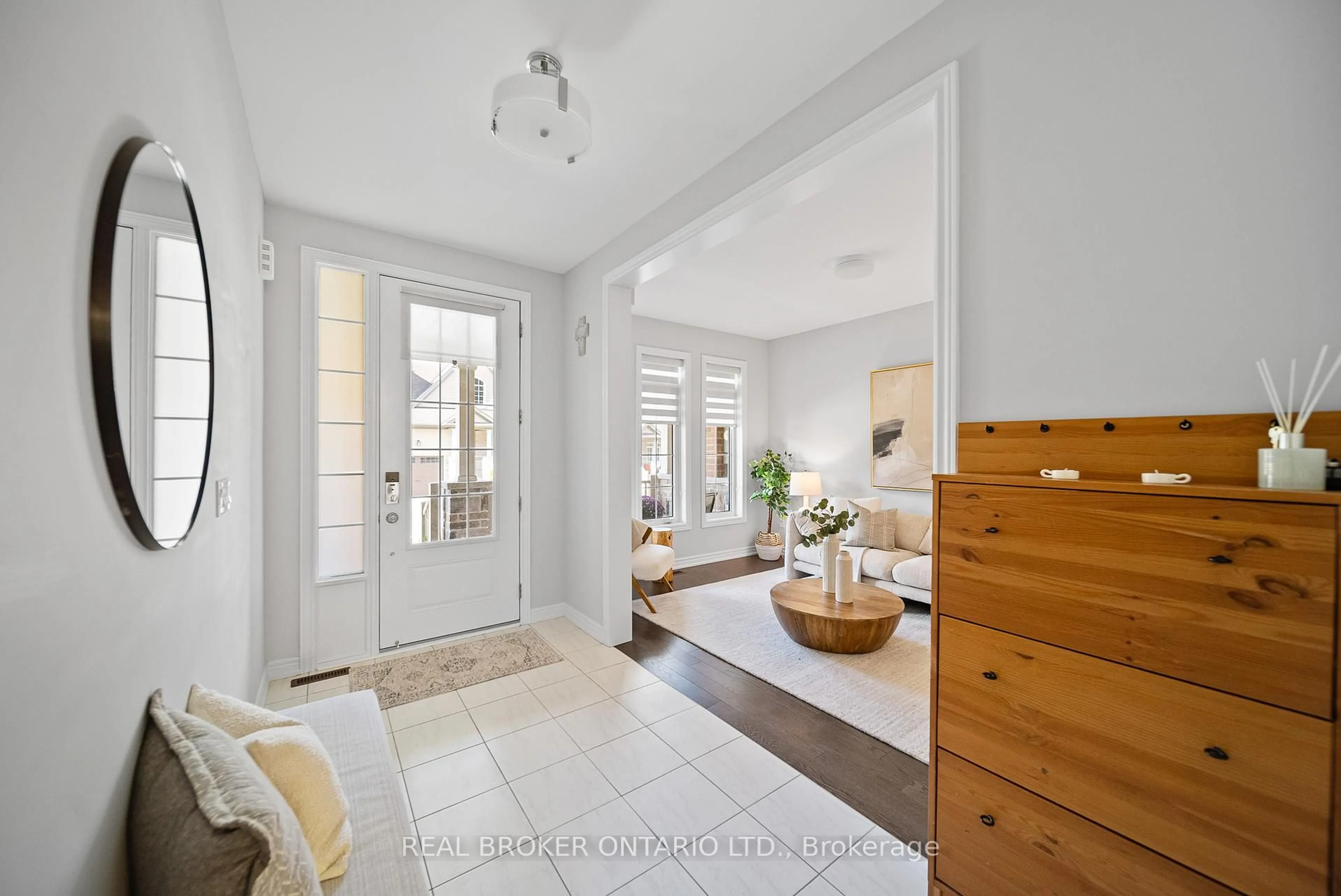 Indoor entryway for 11 Howard Williams Crt, Uxbridge Ontario L9P 0R2