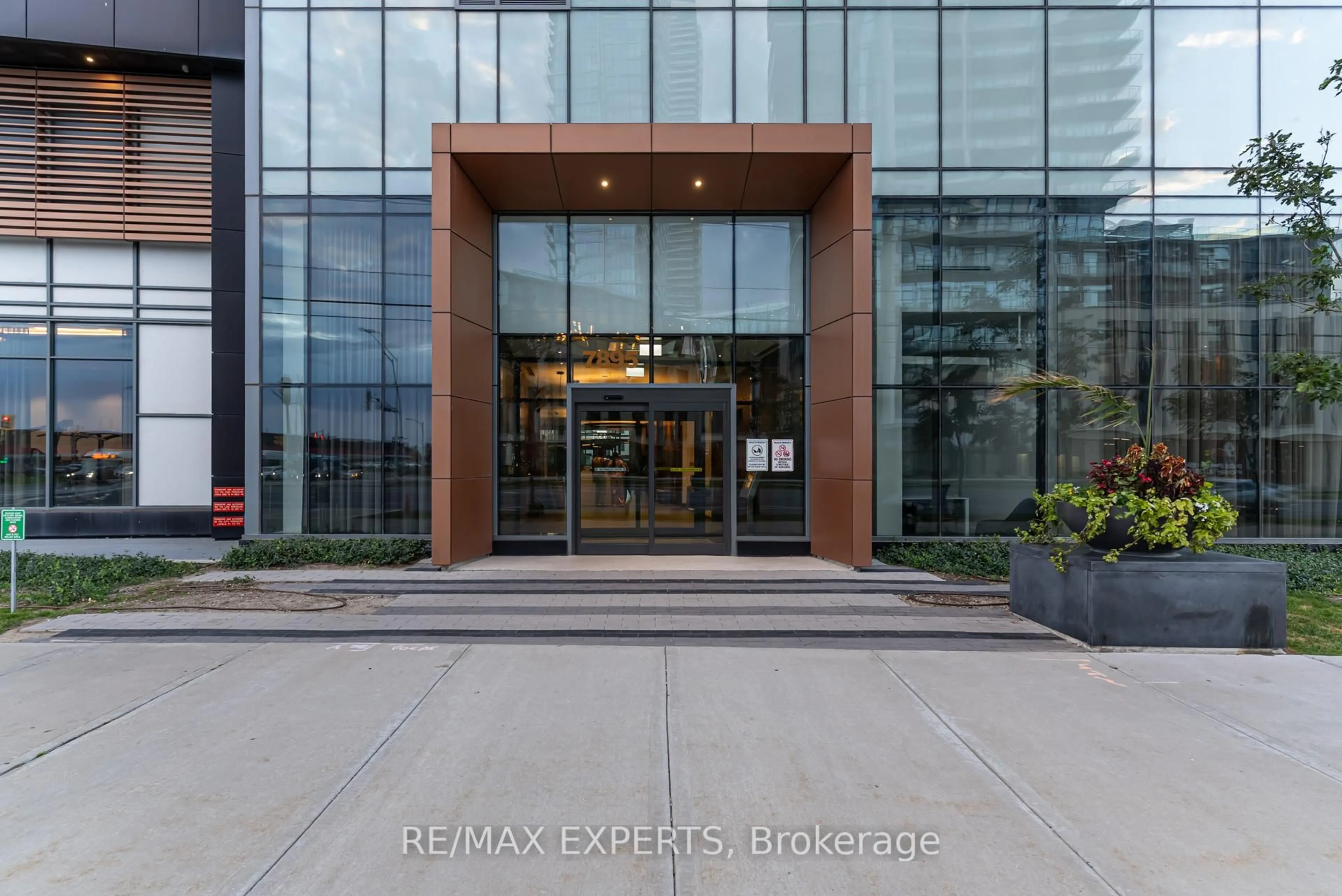 Indoor foyer for 7895 Jane St #2106, Vaughan Ontario L4K 0K2