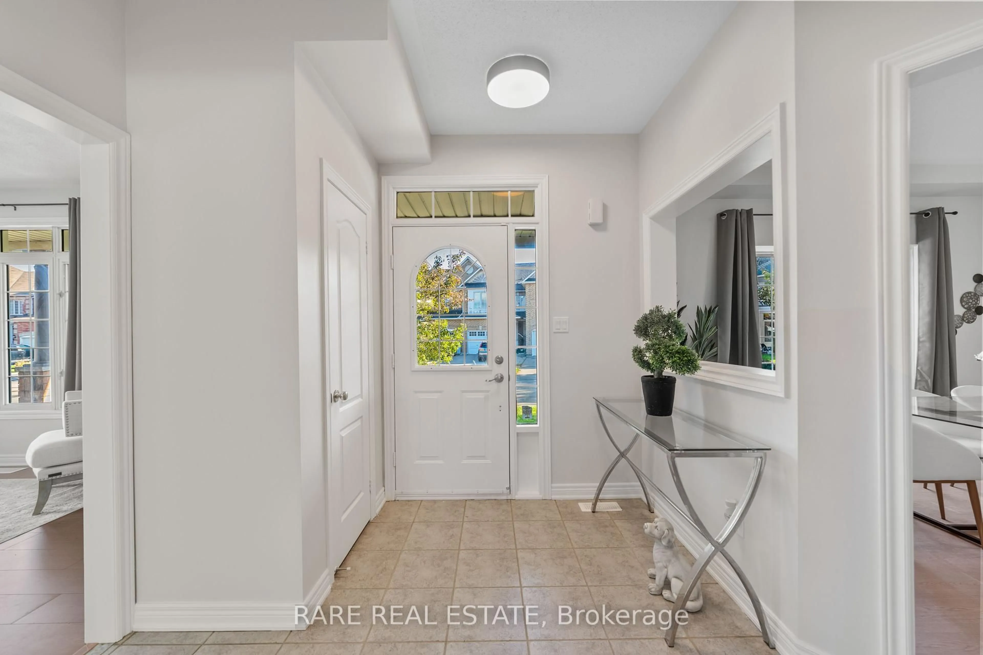 Indoor entryway for 16 Ebony Gate, Richmond Hill Ontario L4S 2C1