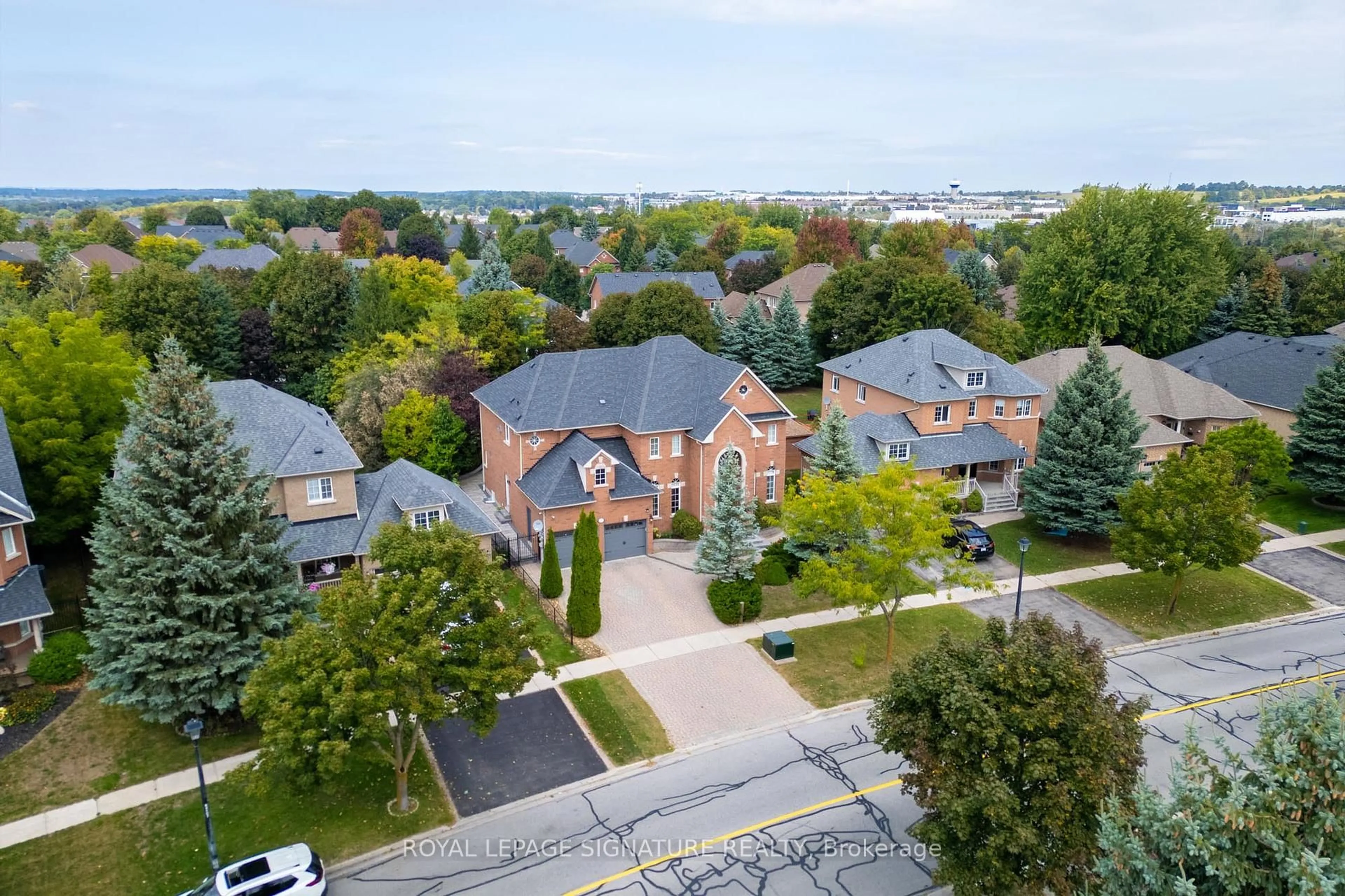 A pic from outside/outdoor area/front of a property/back of a property/a pic from drone, unknown for 1067 Ivsbridge Blvd, Newmarket Ontario L3X 1N3