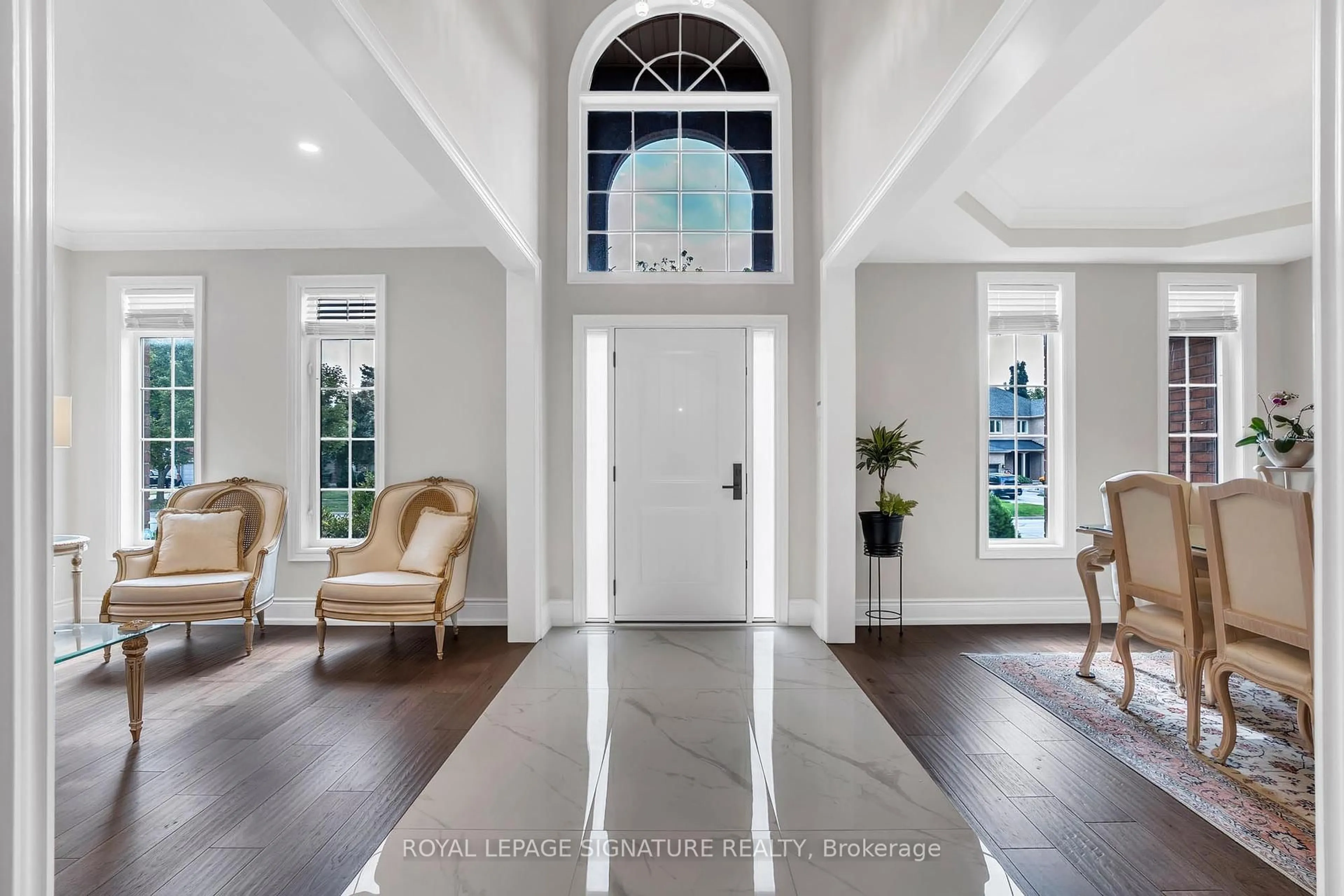 Indoor entryway for 1067 Ivsbridge Blvd, Newmarket Ontario L3X 1N3