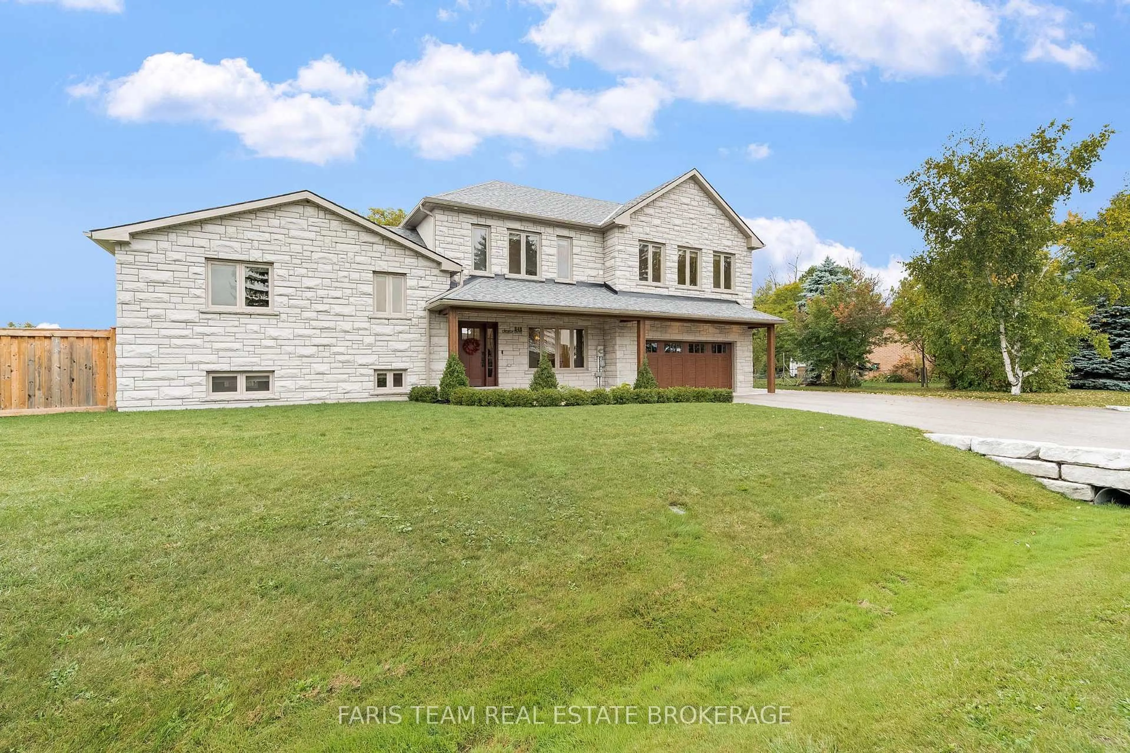 A pic from outside/outdoor area/front of a property/back of a property/a pic from drone, street for 848 Church Dr, Innisfil Ontario L0L 1K0
