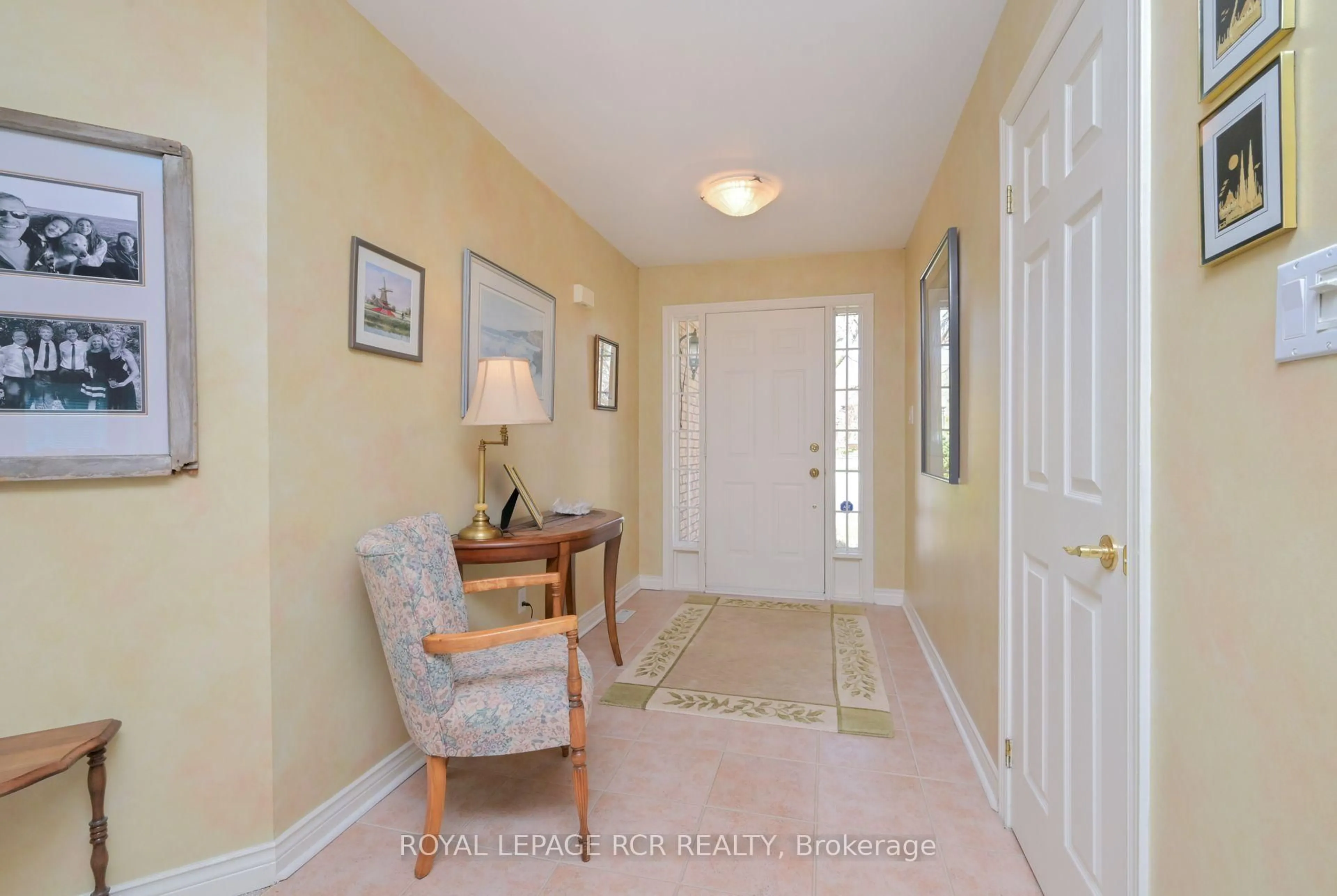 Indoor entryway for 26 Forest Link, New Tecumseth Ontario L9R 2A1