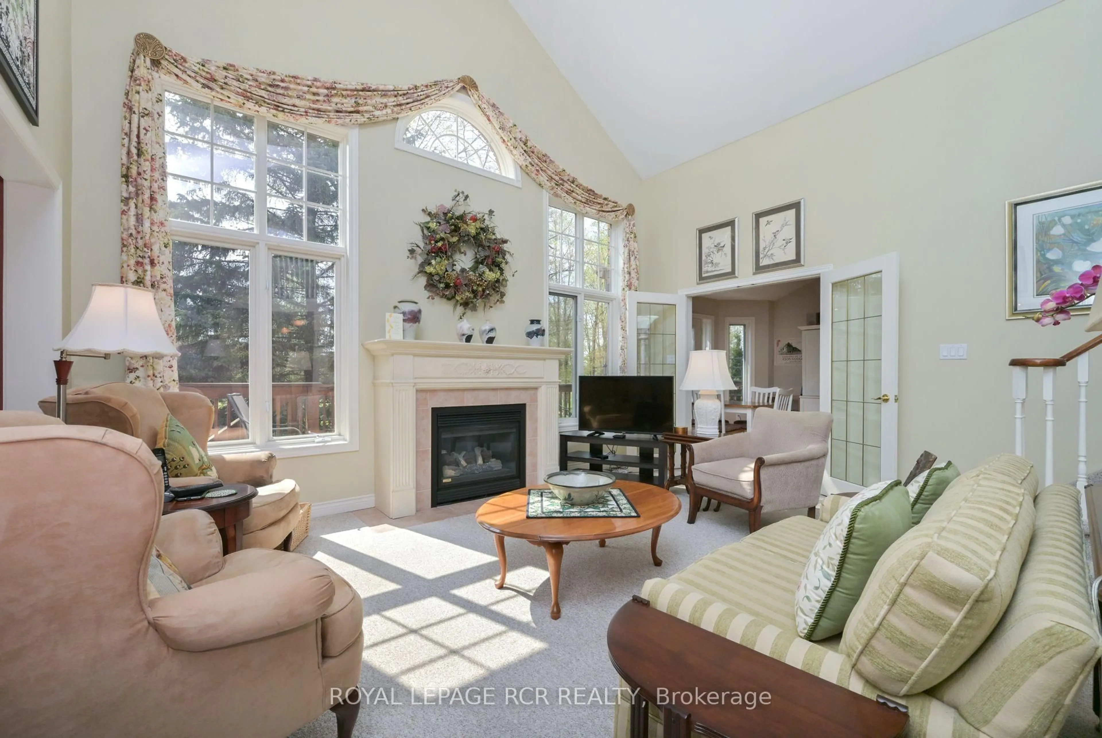 Living room with furniture, ceramic/tile floor for 26 Forest Link, New Tecumseth Ontario L9R 2A1