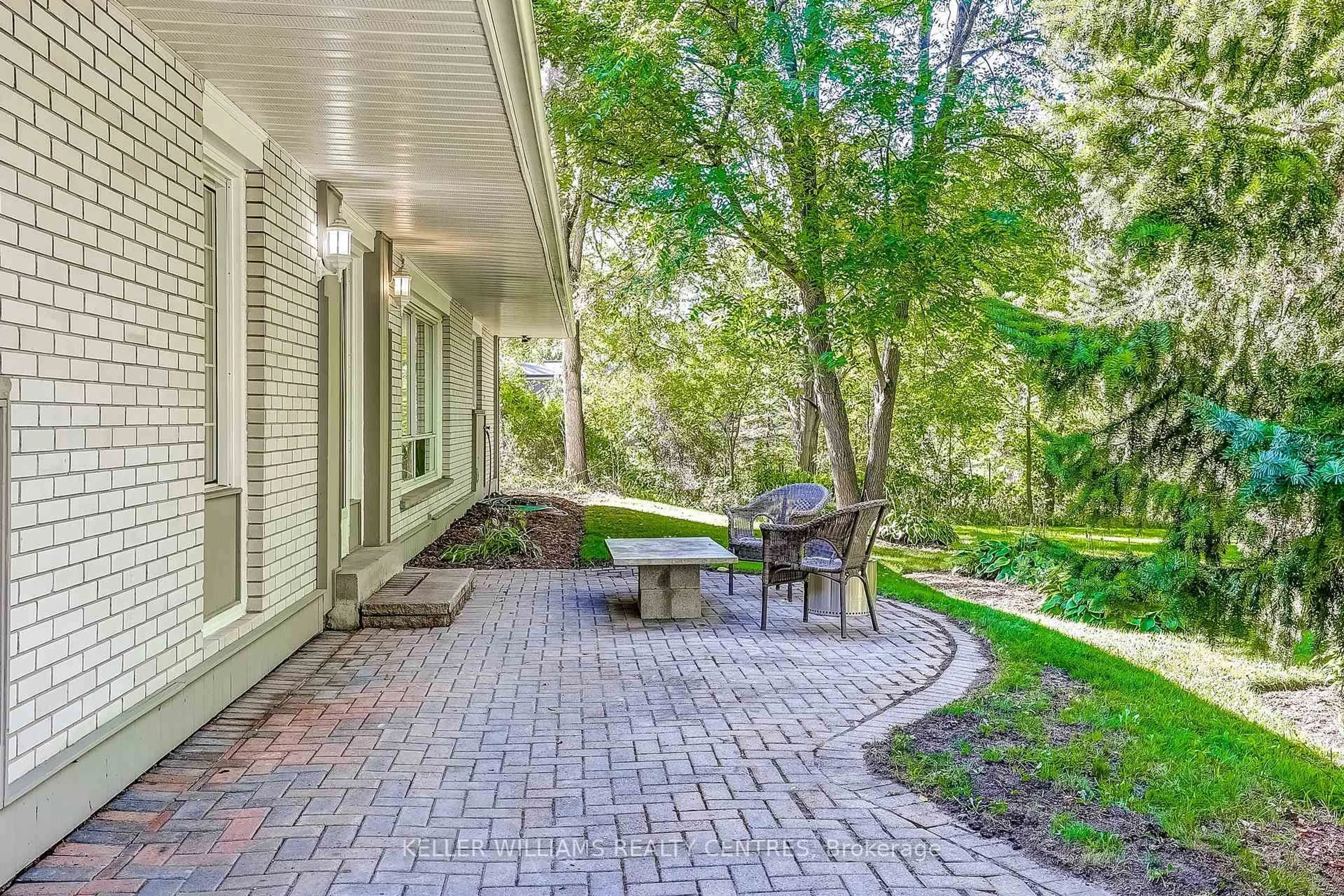 Patio, street for 16073 Warden Ave, Whitchurch-Stouffville Ontario L4A 2M3