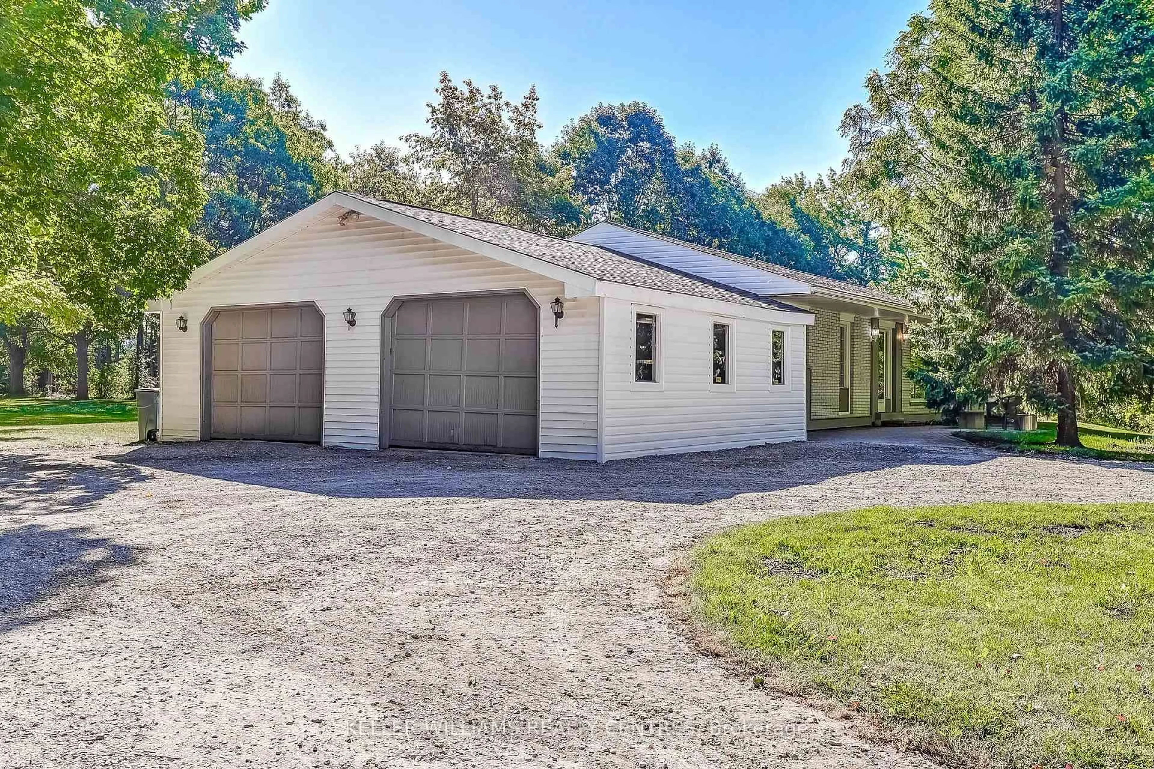 Indoor garage for 16073 Warden Ave, Whitchurch-Stouffville Ontario L4A 2M3