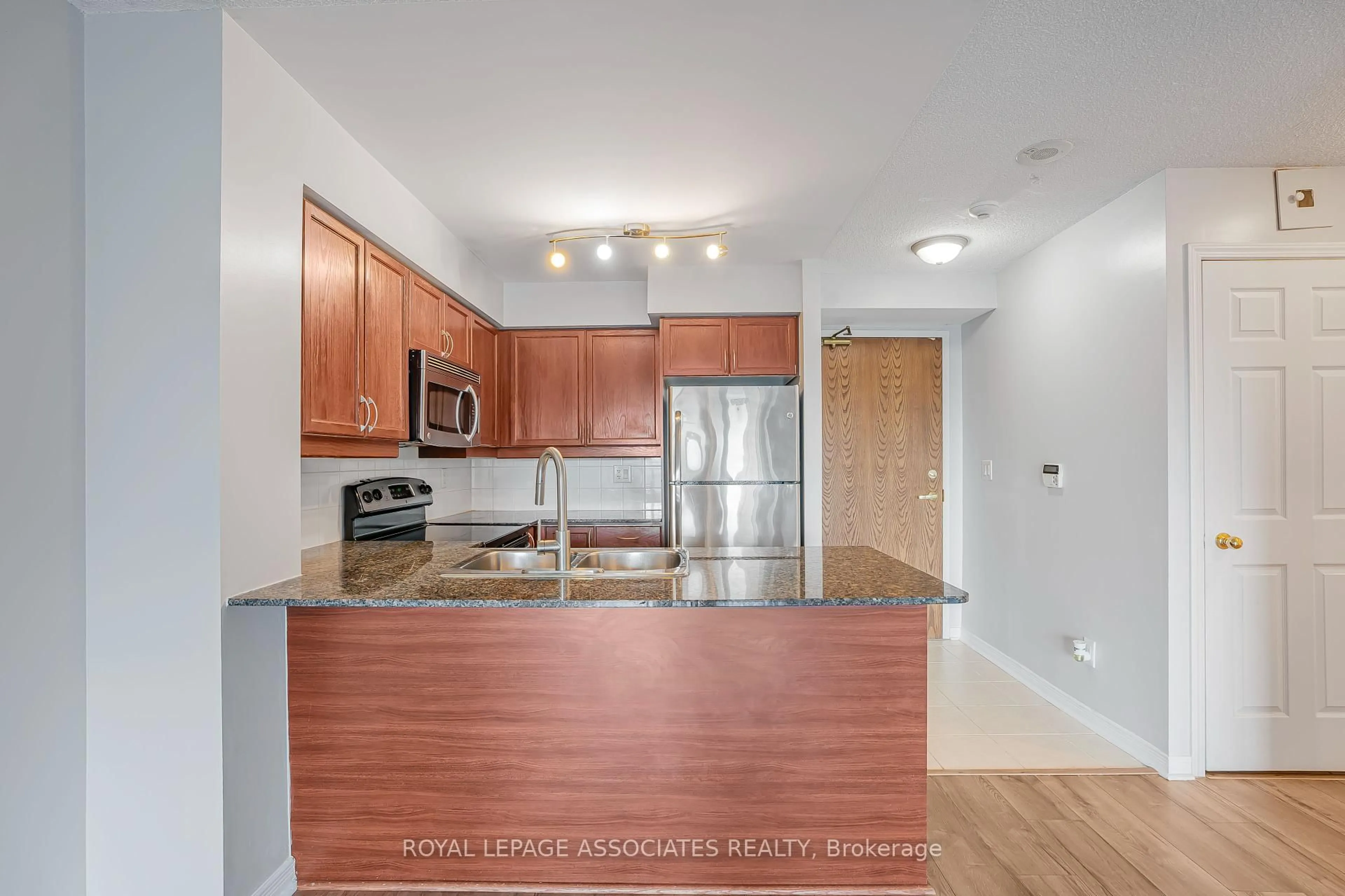 Standard kitchen, unknown for 185 Oneida Cres #715, Richmond Hill Ontario L4B 0B1