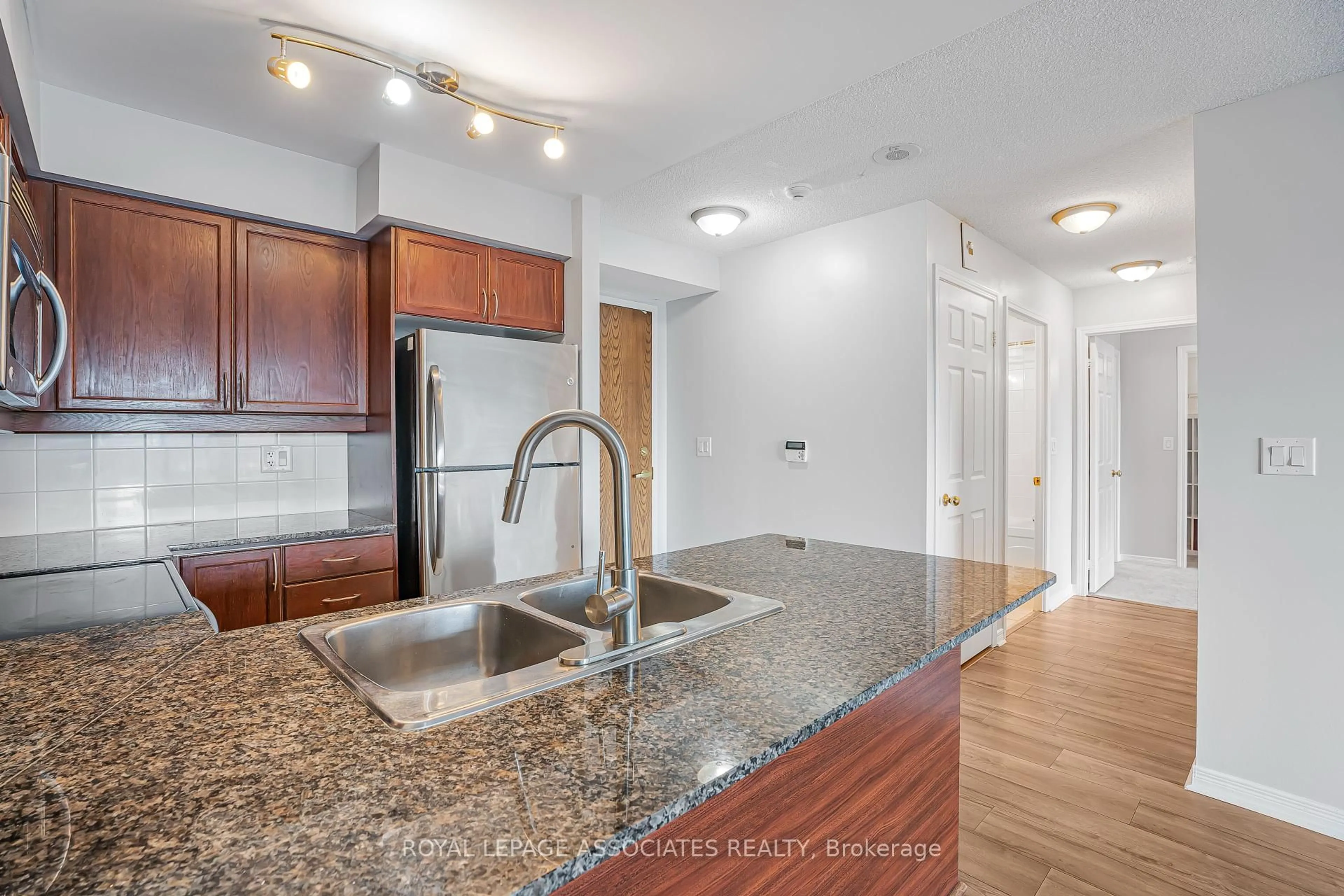 Standard kitchen, unknown for 185 Oneida Cres #715, Richmond Hill Ontario L4B 0B1