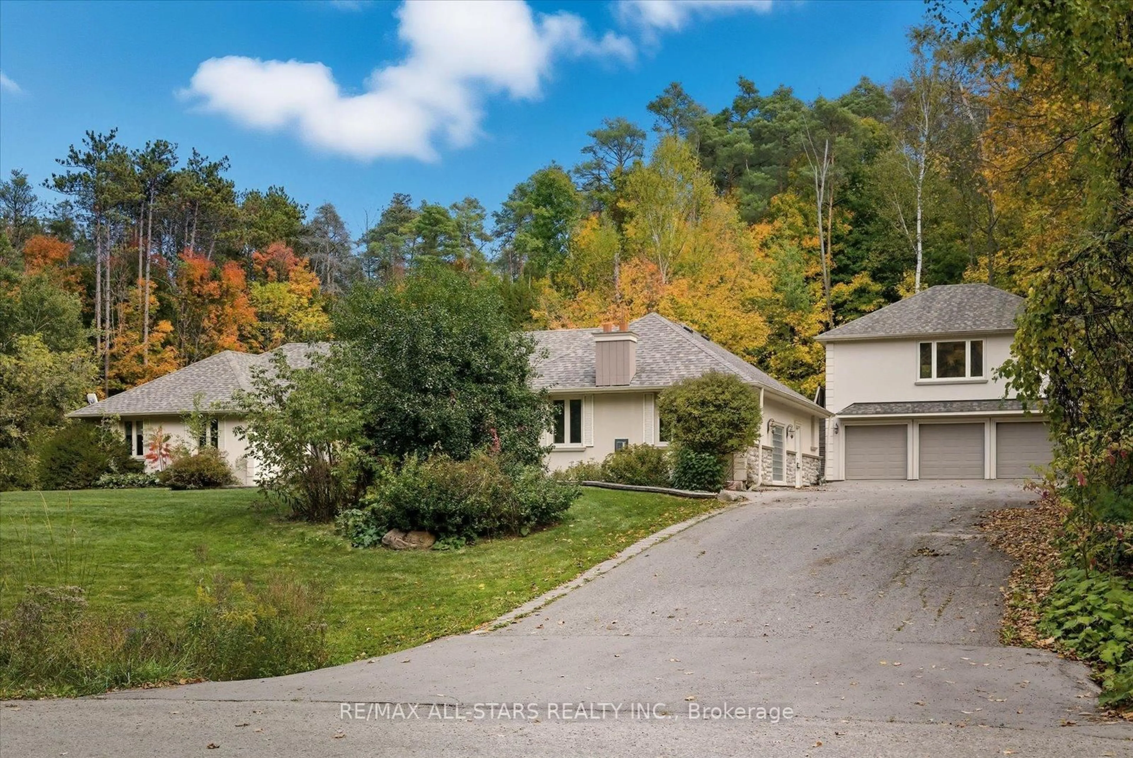 A pic from outside/outdoor area/front of a property/back of a property/a pic from drone, street for 40 Algonquin Forest Dr, East Gwillimbury Ontario L9N 0C6