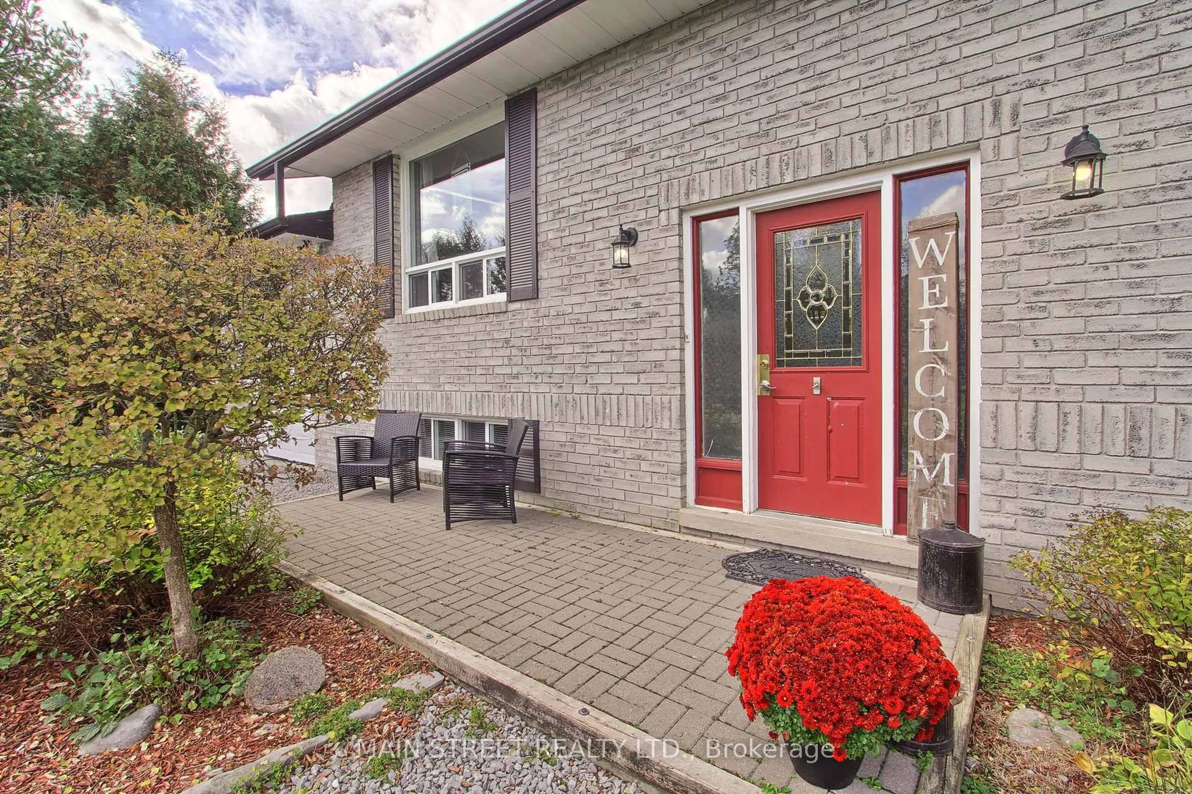 Home with brick exterior material, street for 32 Beaverdale Cres, Georgina Ontario L0E 1N0