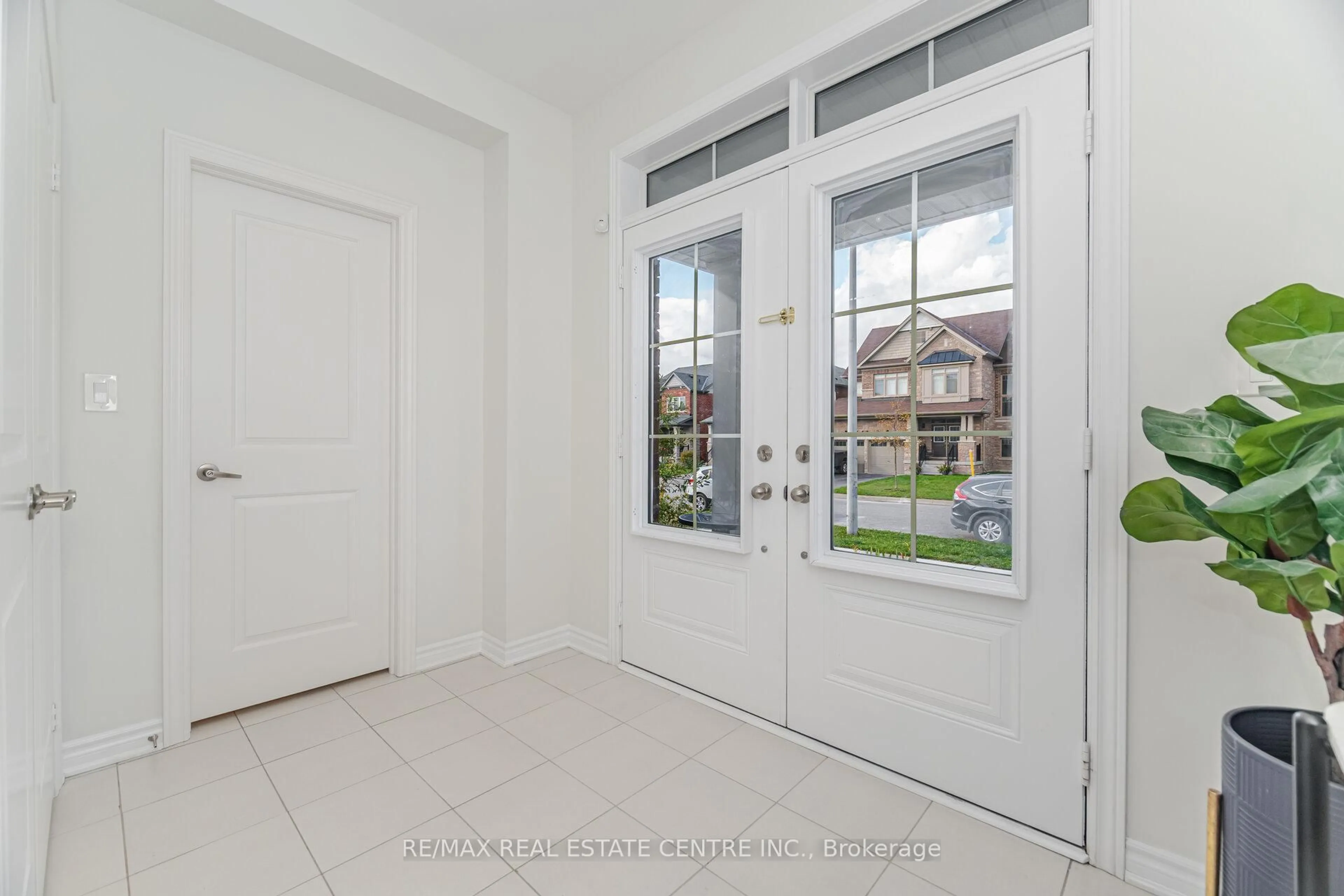 Indoor entryway for 1438 McRoberts Cres, Innisfil Ontario L9S 0J9